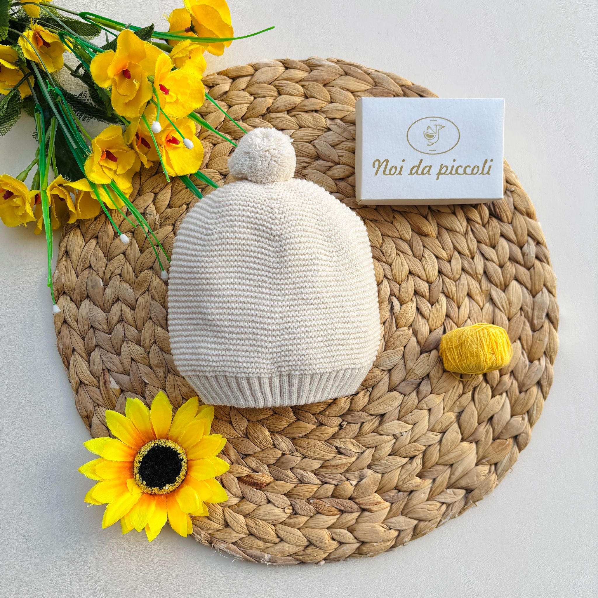 CAPPELLINO IN FILATO CALDO CON POMPON CREMA - Noi da piccoli