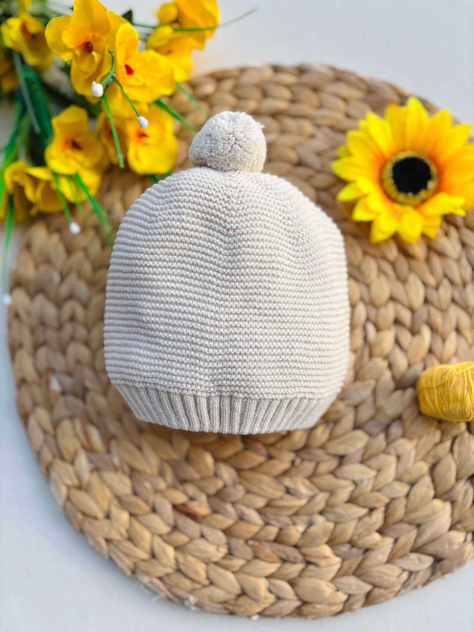 CAPPELLINO IN FILATO CALDO CON POMPON CREMA - Noi da piccoli