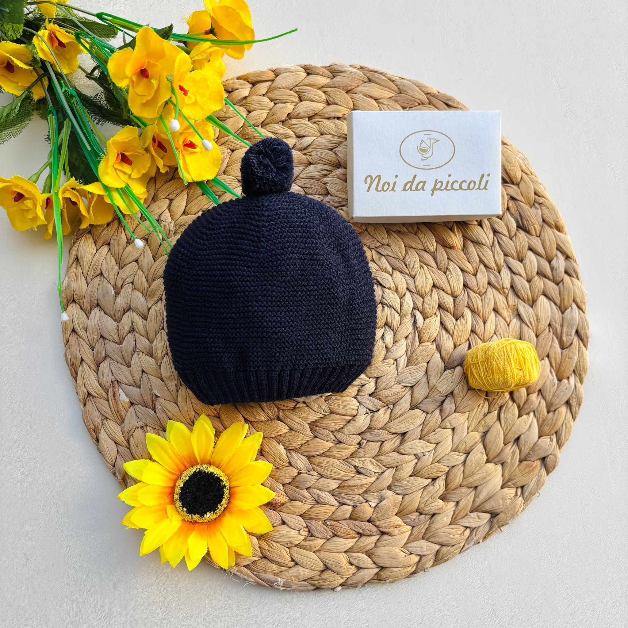 CAPPELLINO IN FILATO CALDO CON POMPON MARINO - Noi da piccoli