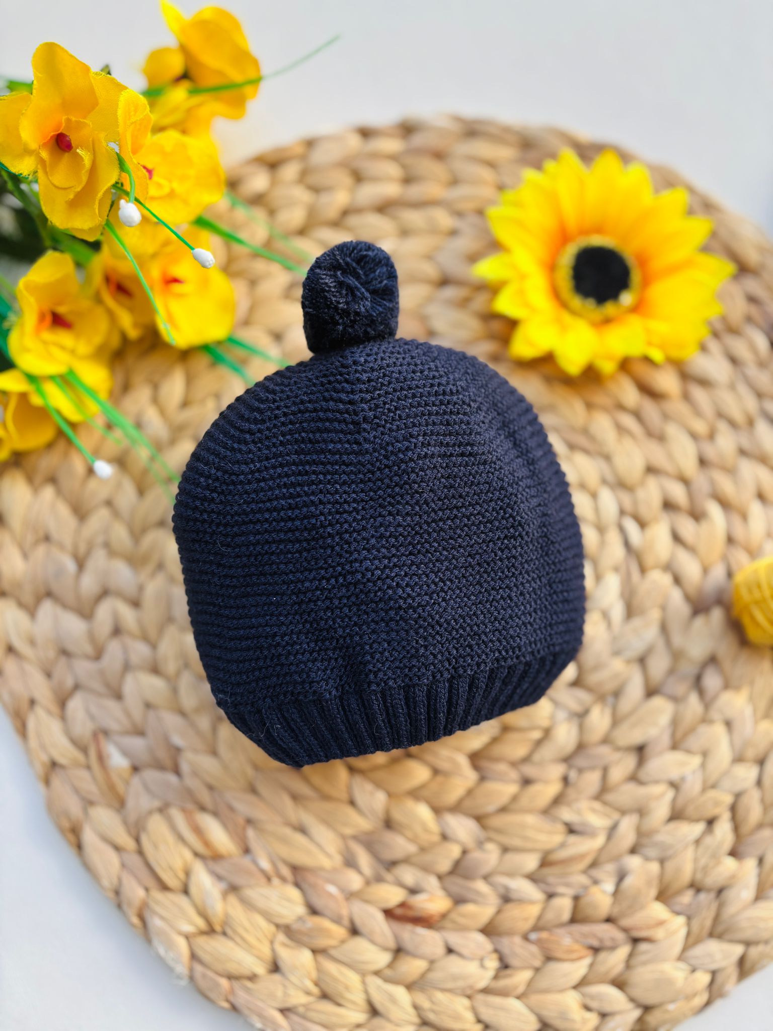 CAPPELLINO IN FILATO CALDO CON POMPON MARINO - Noi da piccoli