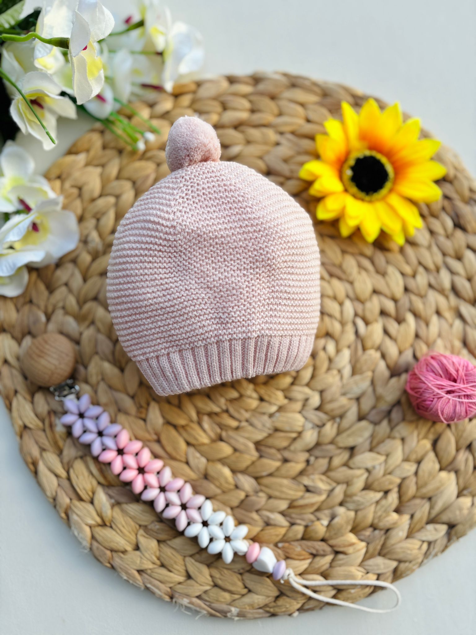 CAPPELLINO IN FILATO CALDO CON POMPON ROSA - Noi da piccoli