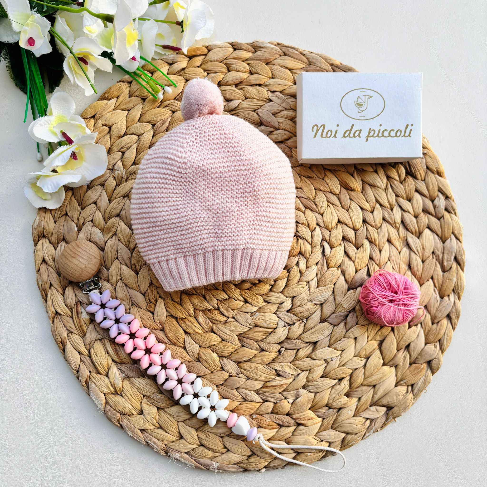 CAPPELLINO IN FILATO CALDO CON POMPON ROSA - Noi da piccoli