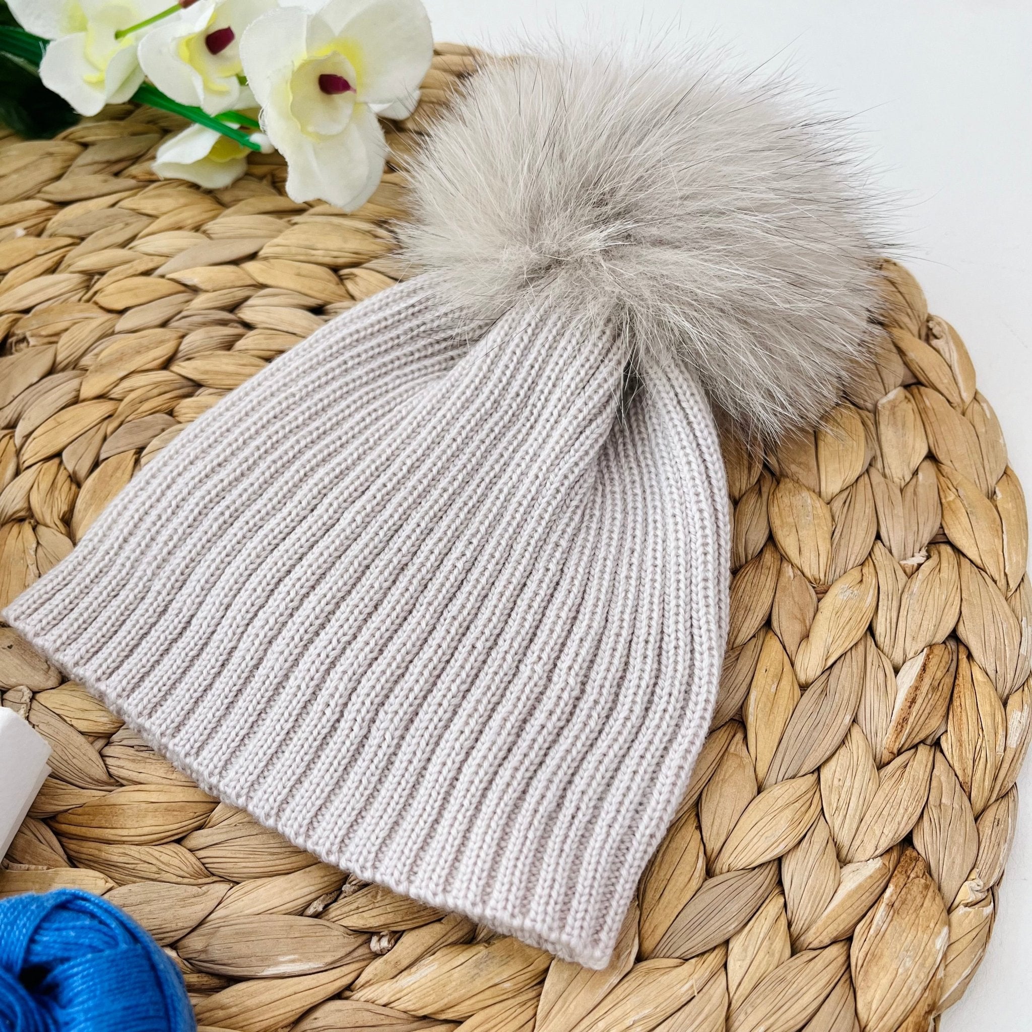 CAPPELLINO IN LANA COSTE CON PONPOM BEIGE - Noi da piccoli