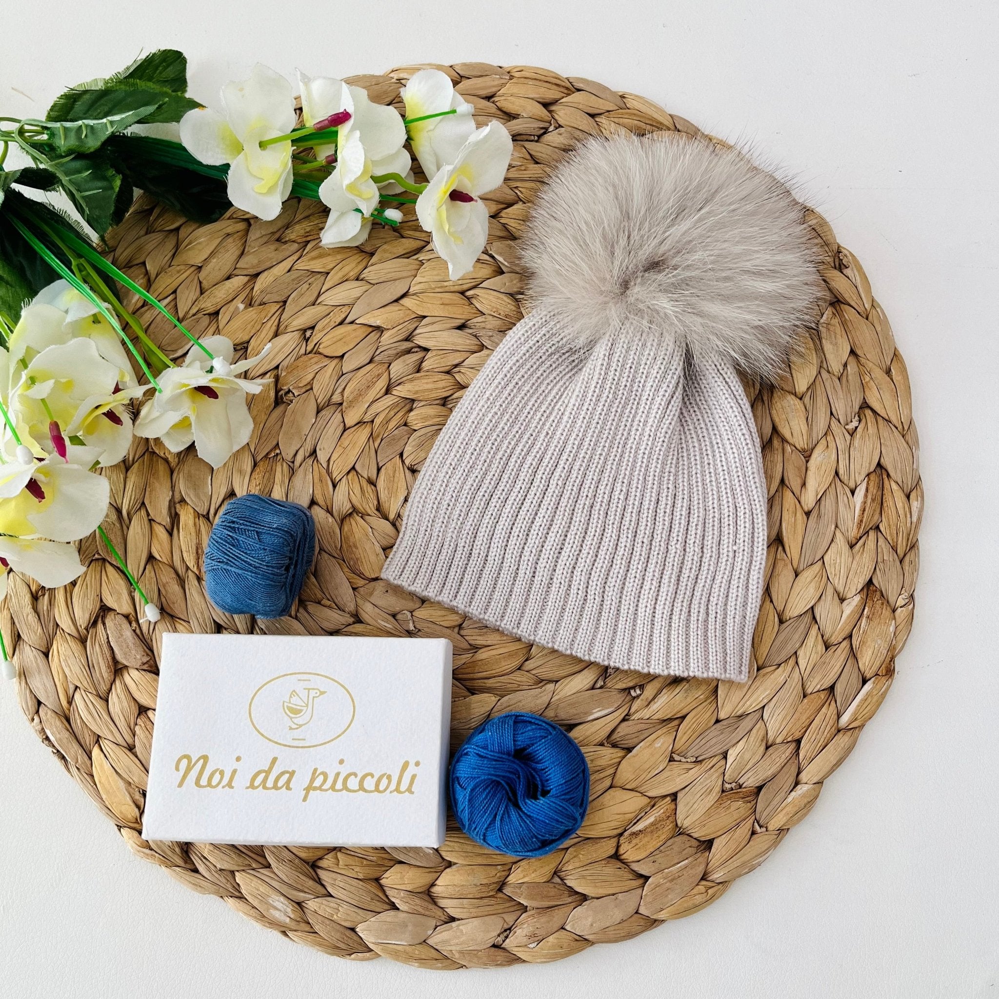 CAPPELLINO IN LANA COSTE CON PONPOM BEIGE - Noi da piccoli