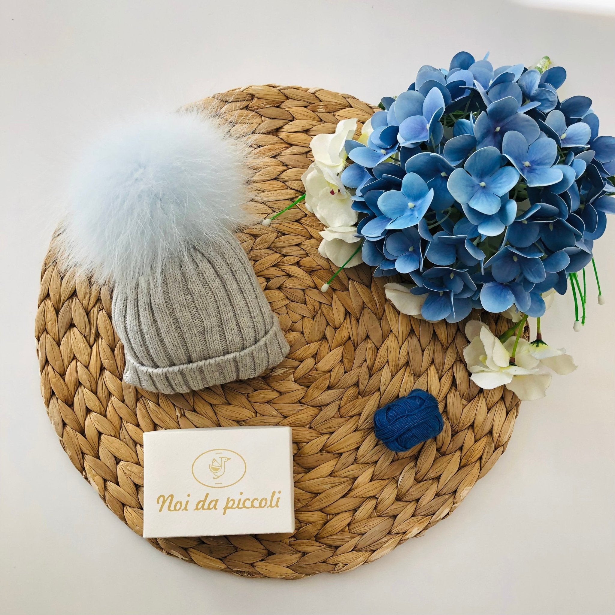 CAPPELLINO IN LANA COSTE CON PONPOM CIELO - Noi da piccoli