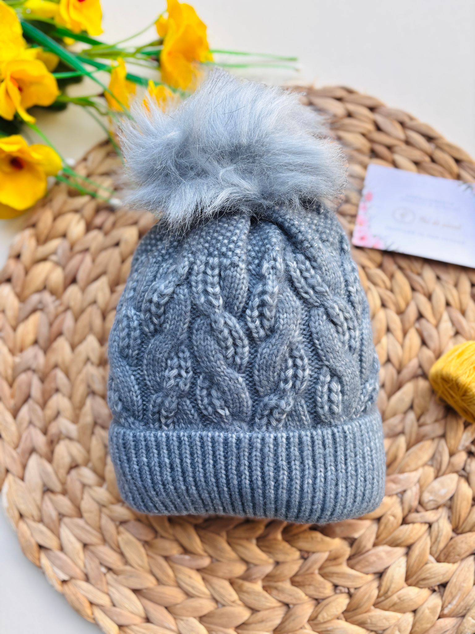 CAPPELLINO IN LANA INTRECCIATO CON POMPON CIELO - Noi da piccoli