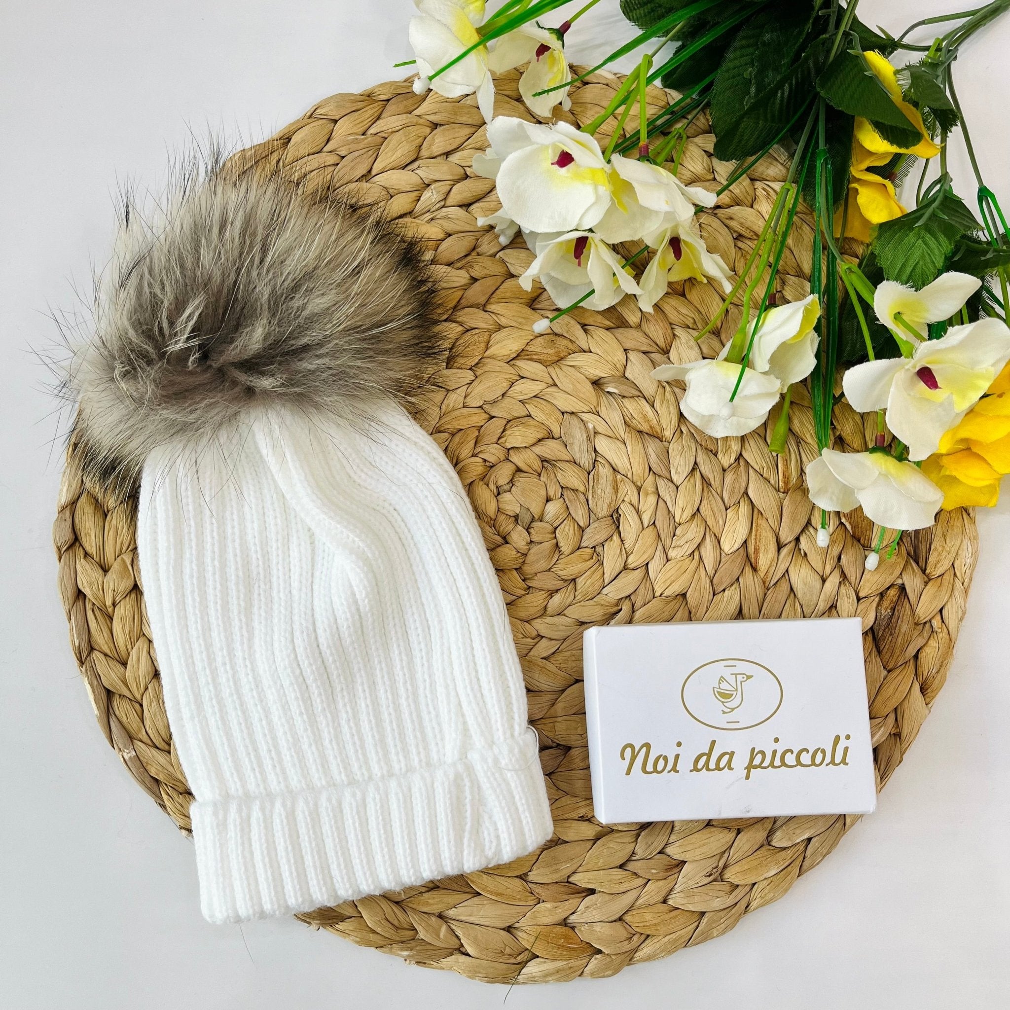 CAPPELLINO IN MAGLIA CON PONPON ECOLOGICO BIANCO - Noi da piccoli