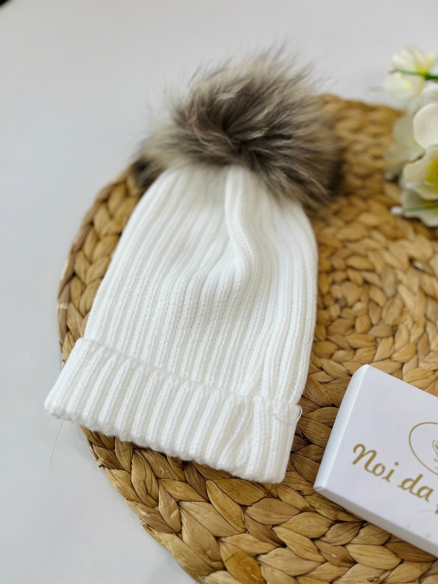 CAPPELLINO IN MAGLIA CON PONPON ECOLOGICO BIANCO - Noi da piccoli