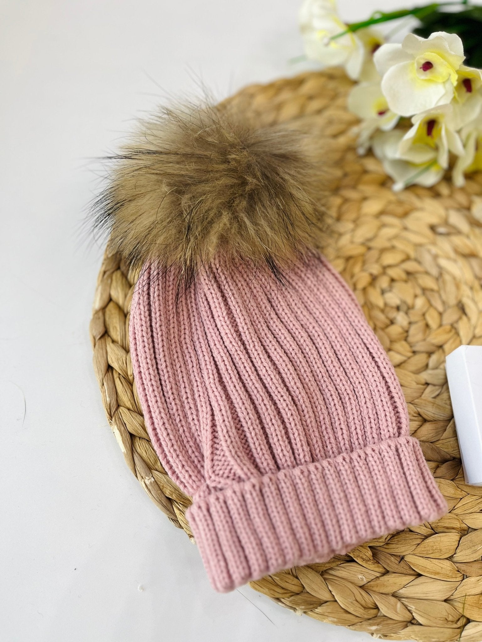 CAPPELLINO IN MAGLIA CON PONPON ECOLOGICO ROSA - Noi da piccoli