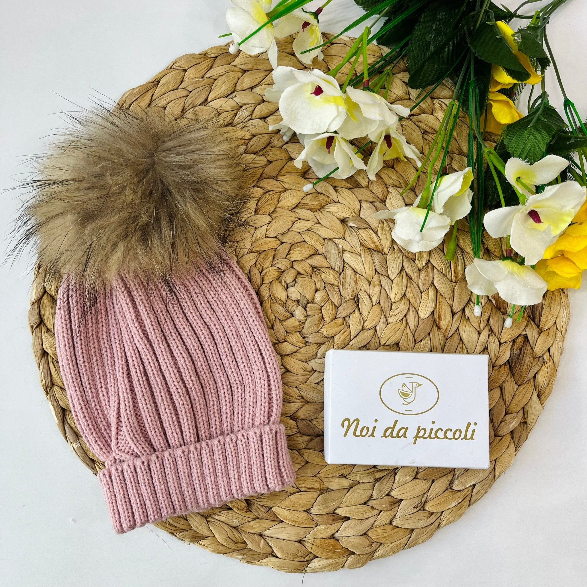 CAPPELLINO IN MAGLIA CON PONPON ECOLOGICO ROSA - Noi da piccoli