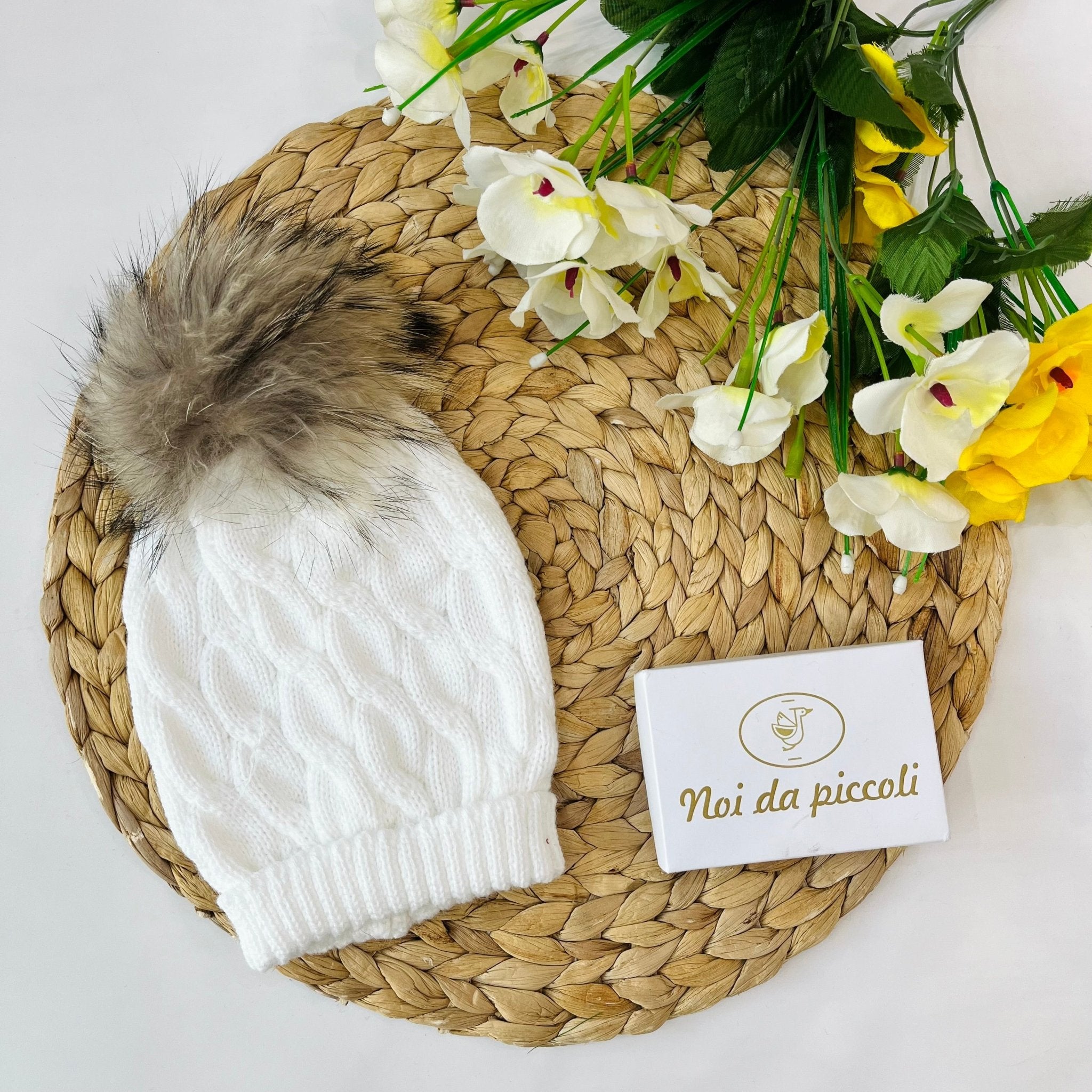 CAPPELLINO IN MAGLIA TRECCE CON PONPON ECOLOGICO BIANCO - Noi da piccoli