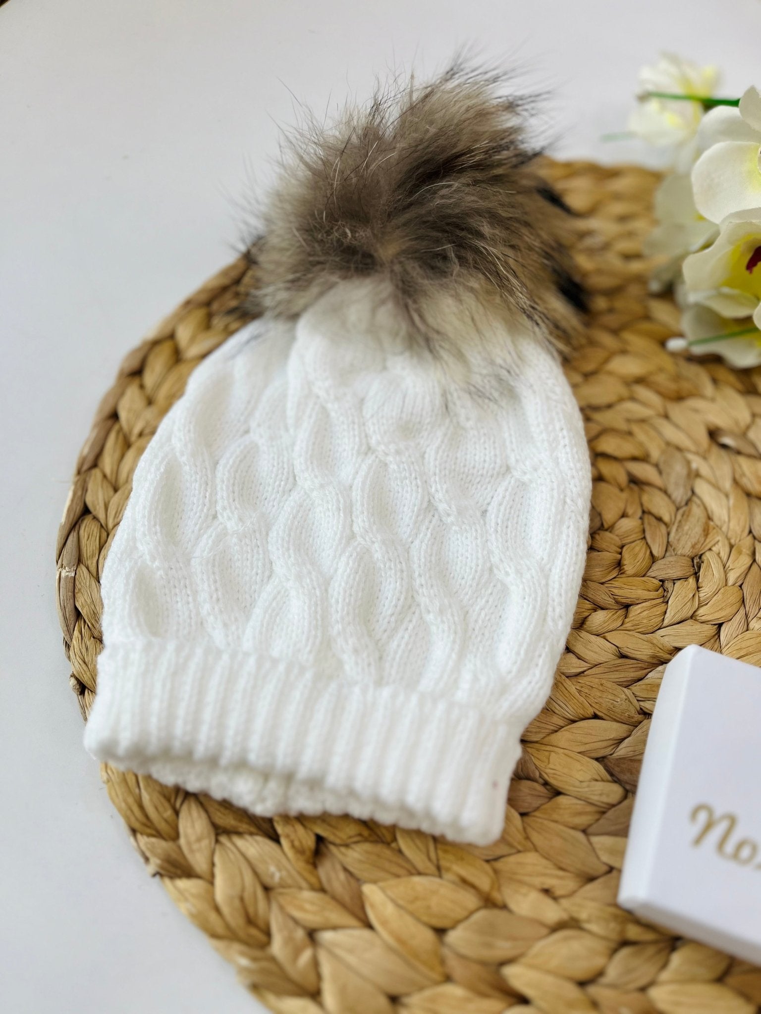 CAPPELLINO IN MAGLIA TRECCE CON PONPON ECOLOGICO BIANCO - Noi da piccoli