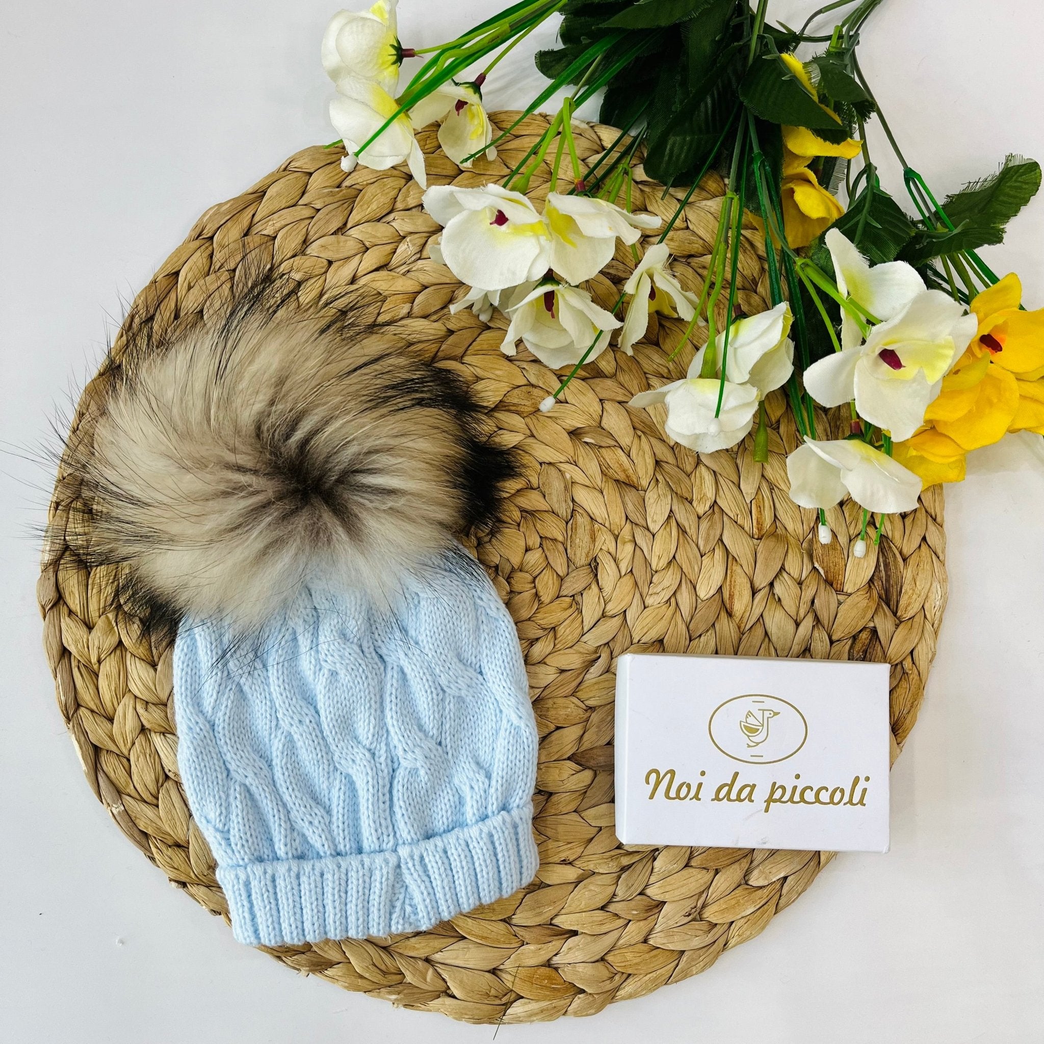 CAPPELLINO IN MAGLIA TRECCE CON PONPON ECOLOGICO CELESTE - Noi da piccoli