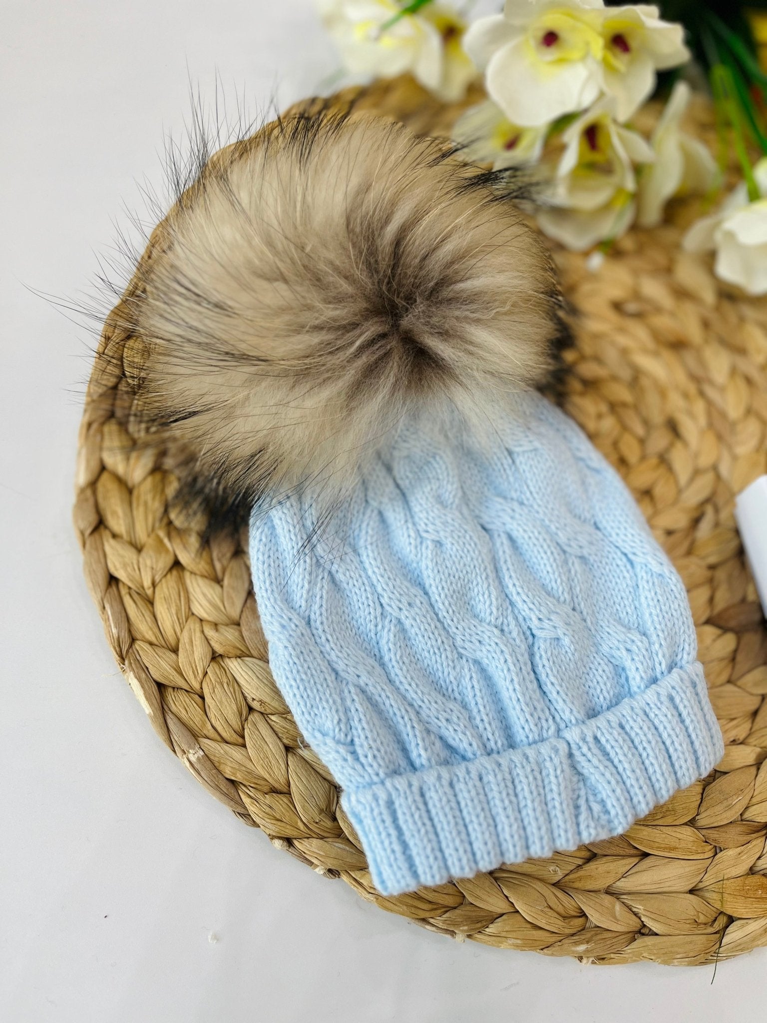 CAPPELLINO IN MAGLIA TRECCE CON PONPON ECOLOGICO CELESTE - Noi da piccoli