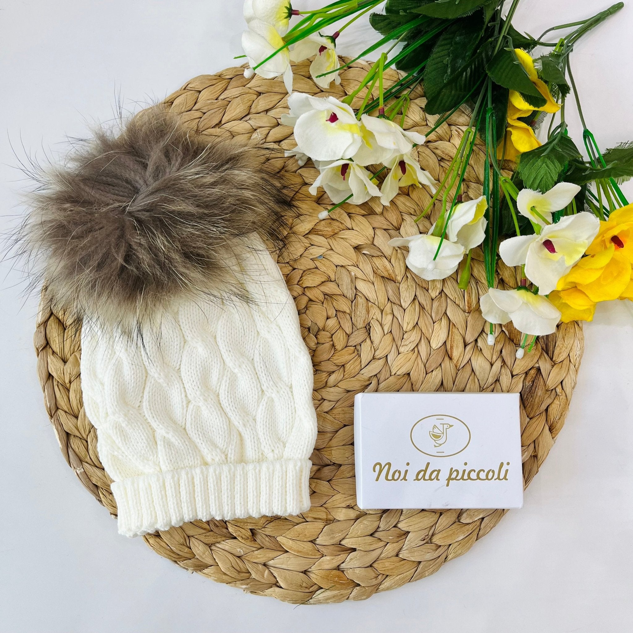 CAPPELLINO IN MAGLIA TRECCE CON PONPON ECOLOGICO CRUDO - Noi da piccoli