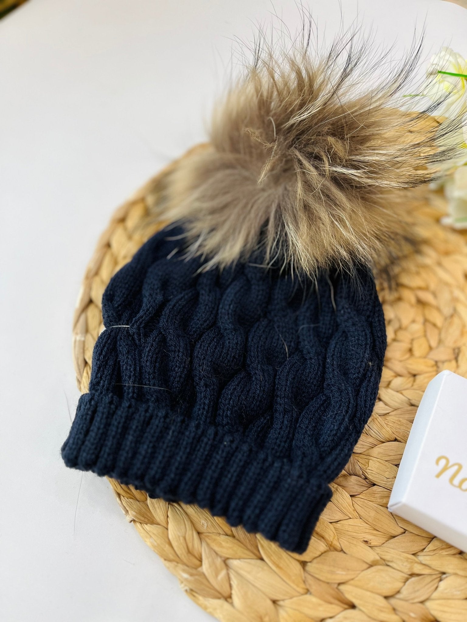 CAPPELLINO IN MAGLIA TRECCE CON PONPON ECOLOGICO MARINO - Noi da piccoli