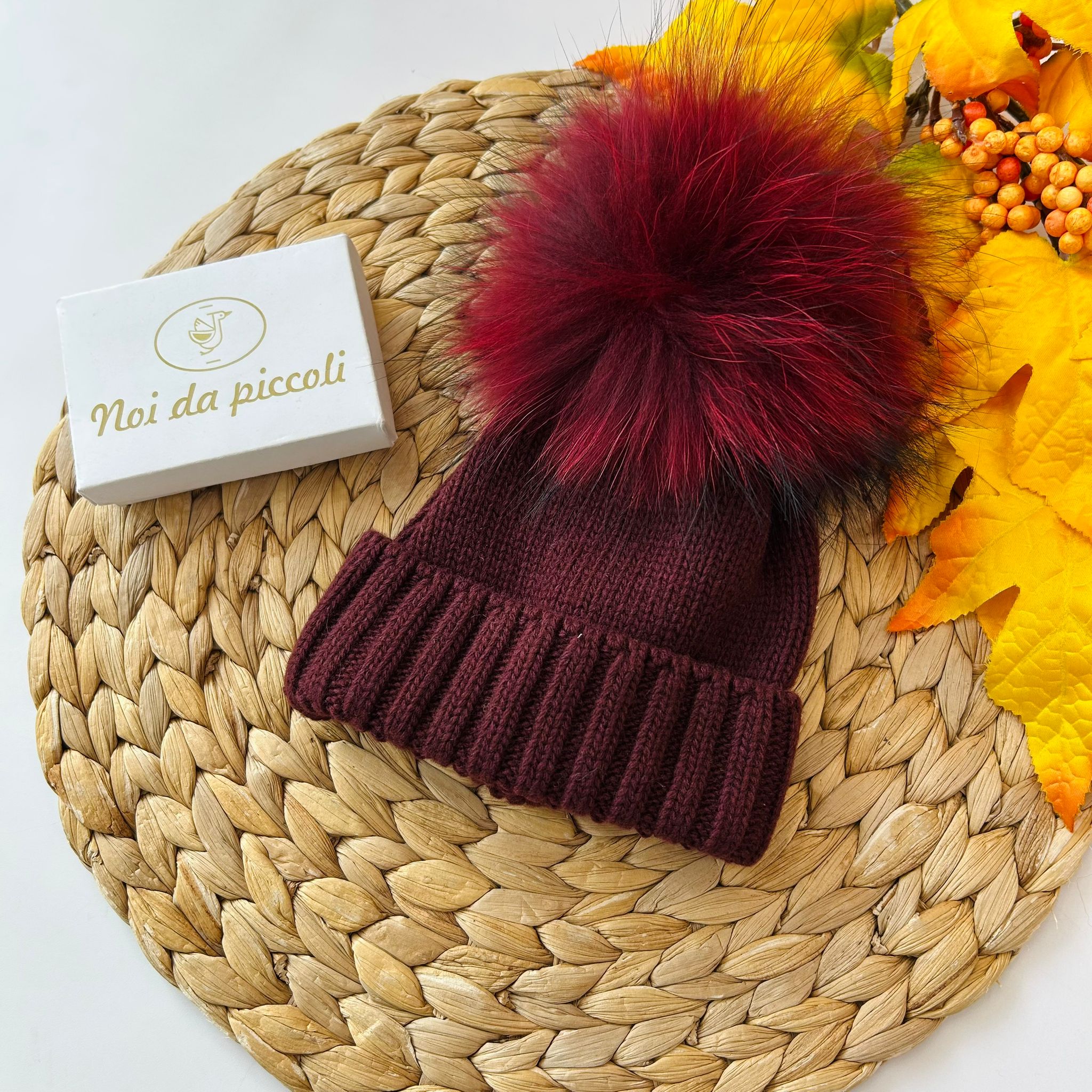 CAPPELLINO LANA E CASHEMIRE PON POM VOLPE BORDEAUX - Noi da piccoli