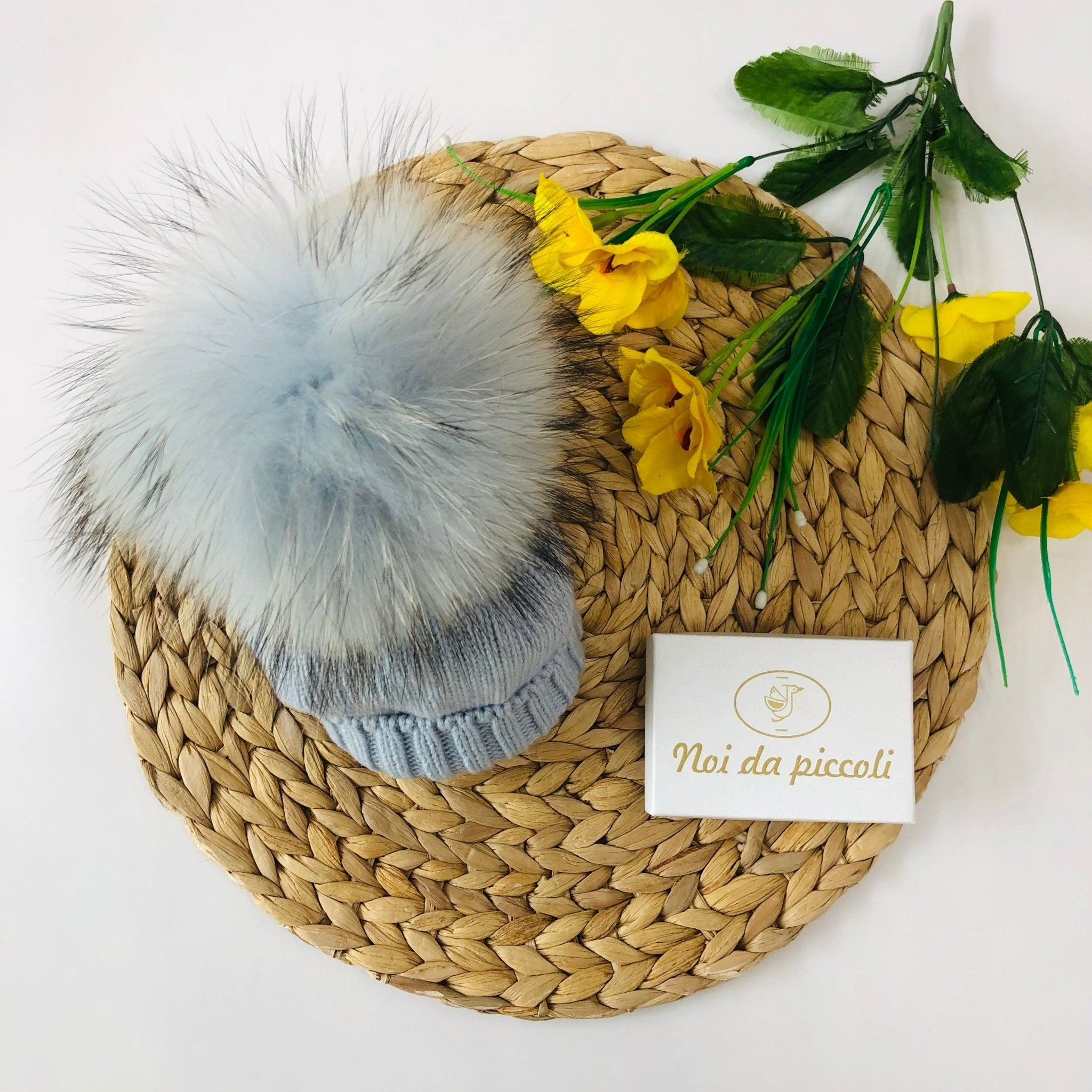 CAPPELLINO LANA E CASHEMIRE PON POM VOLPE CELESTE - Noi da piccoli