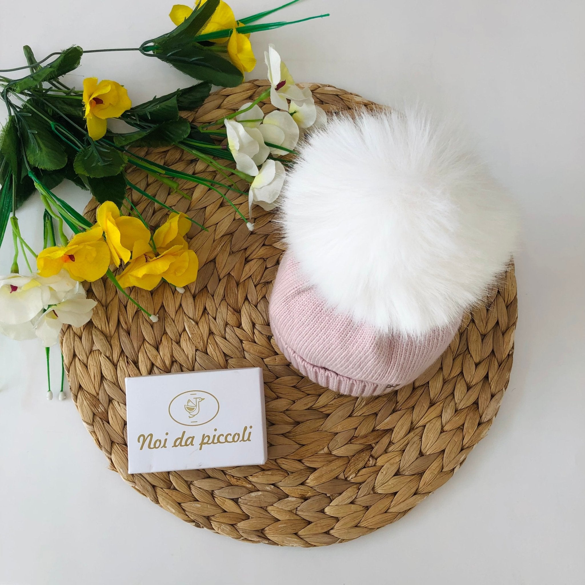 CAPPELLINO MALVA CON PON POM IN ECOPELLICCIA E CASHMERE - Noi da piccoli