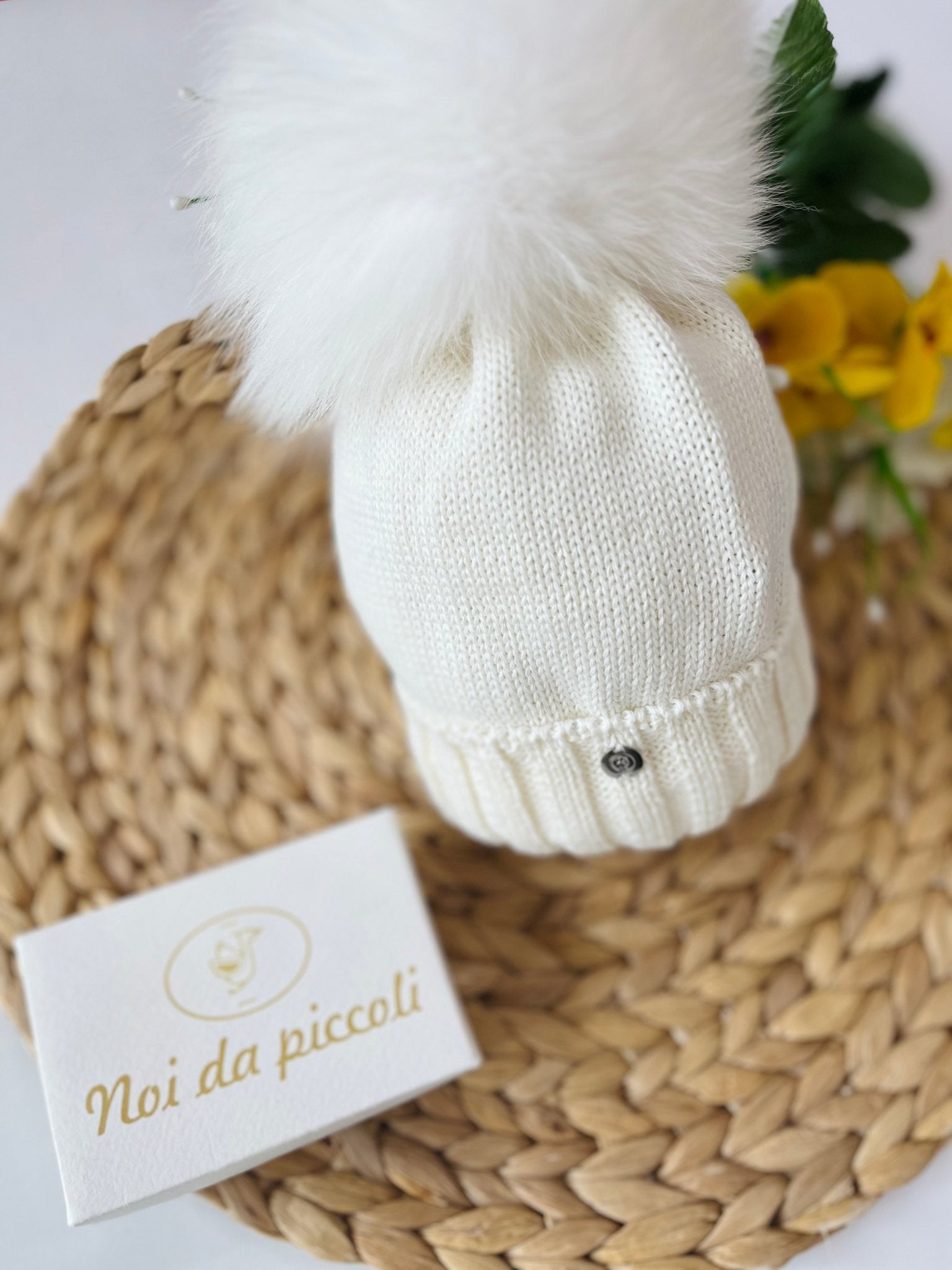 CAPPELLINO PANNA CON PON POM IN VOLPE BIANCO - Noi da piccoli