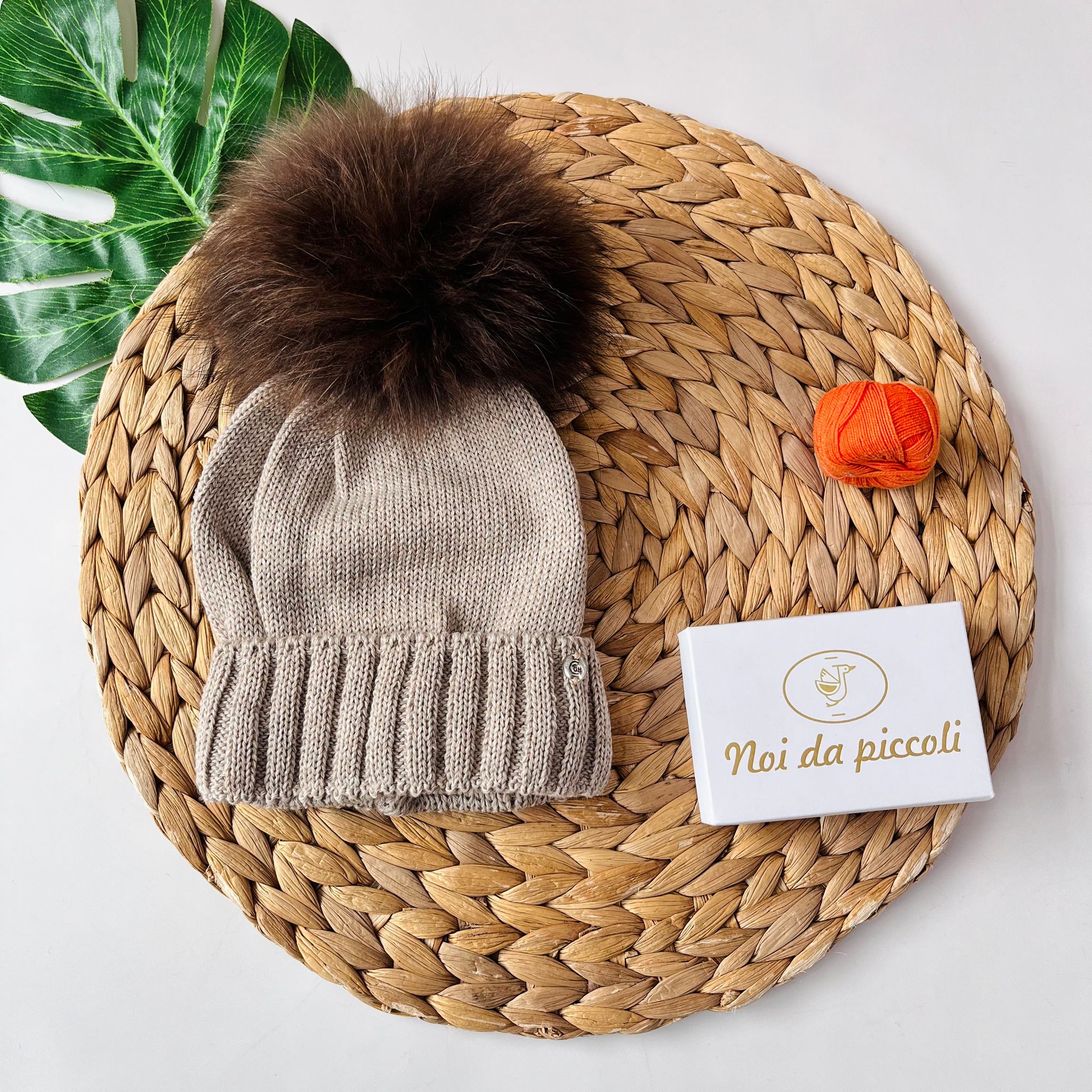 CAPPELLINO RISVOLTO 1 PON POM VOLPE Lana SPAGO - Noi da piccoli