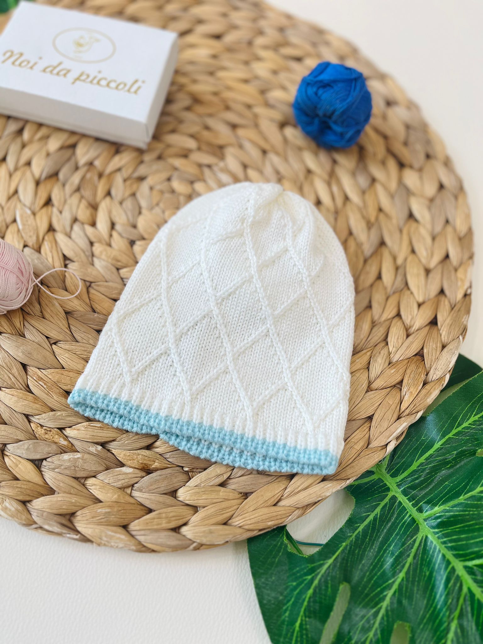 CAPPELLINO ROMBI E BORDINO 100% lana merino extrafine CIELO E PANNA - Noi da piccoli