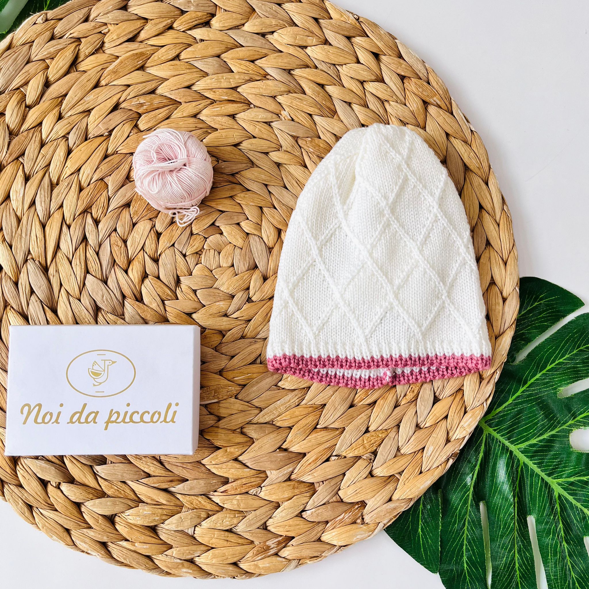 CAPPELLINO ROMBI E BORDINO 100% PURA LANA MERINO EXTRAFINE PANNA E MALVA - Noi da piccoli