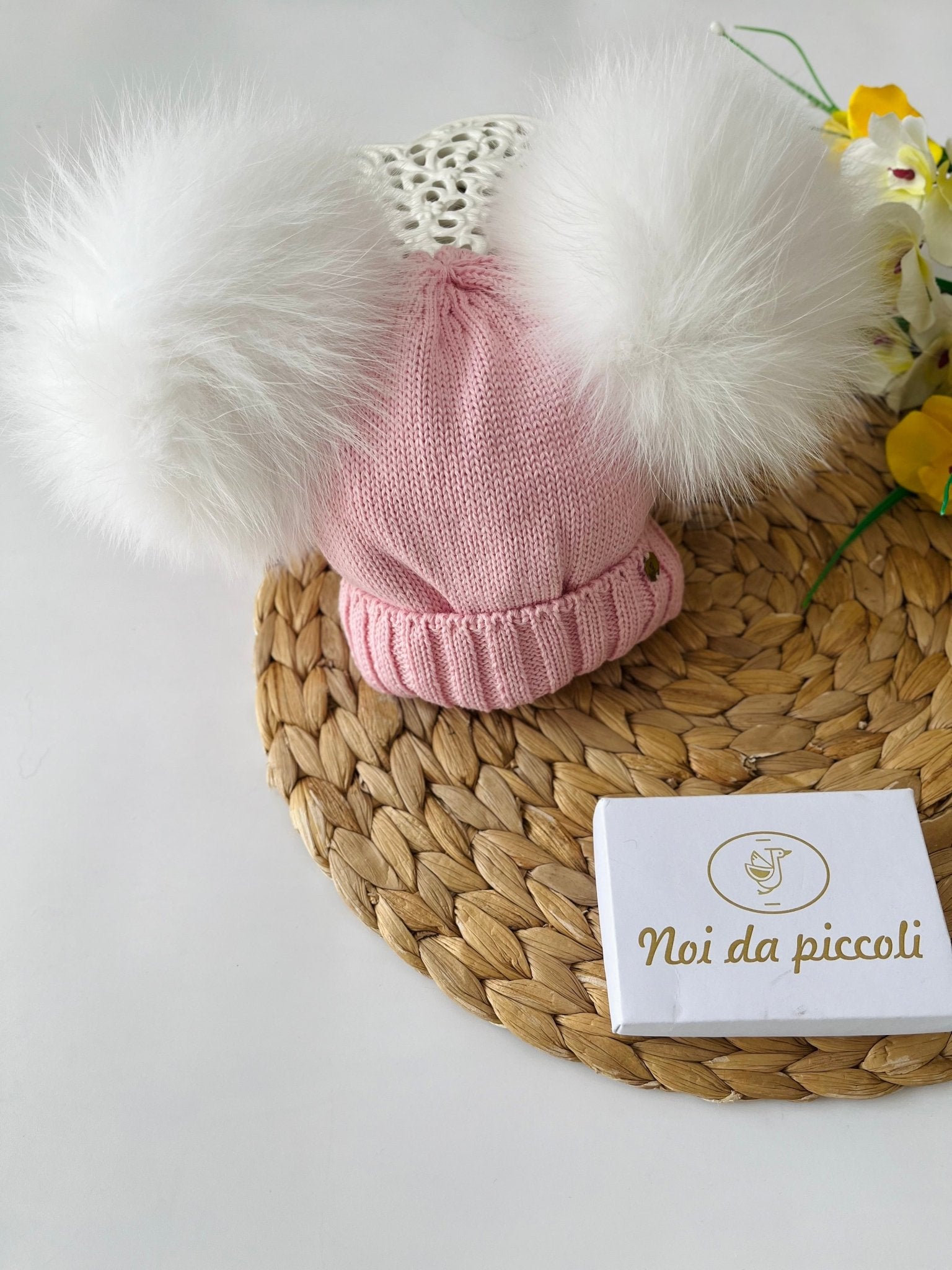 CAPPELLINO ROSA CON 2 PON POM IN VOLPE BIANCO - Noi da piccoli