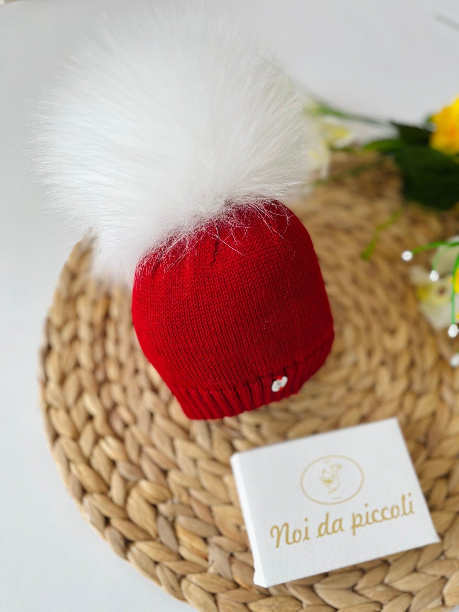 CAPPELLINO ROSSO CON PON POM IN VOLPE BIANCO - Noi da piccoli