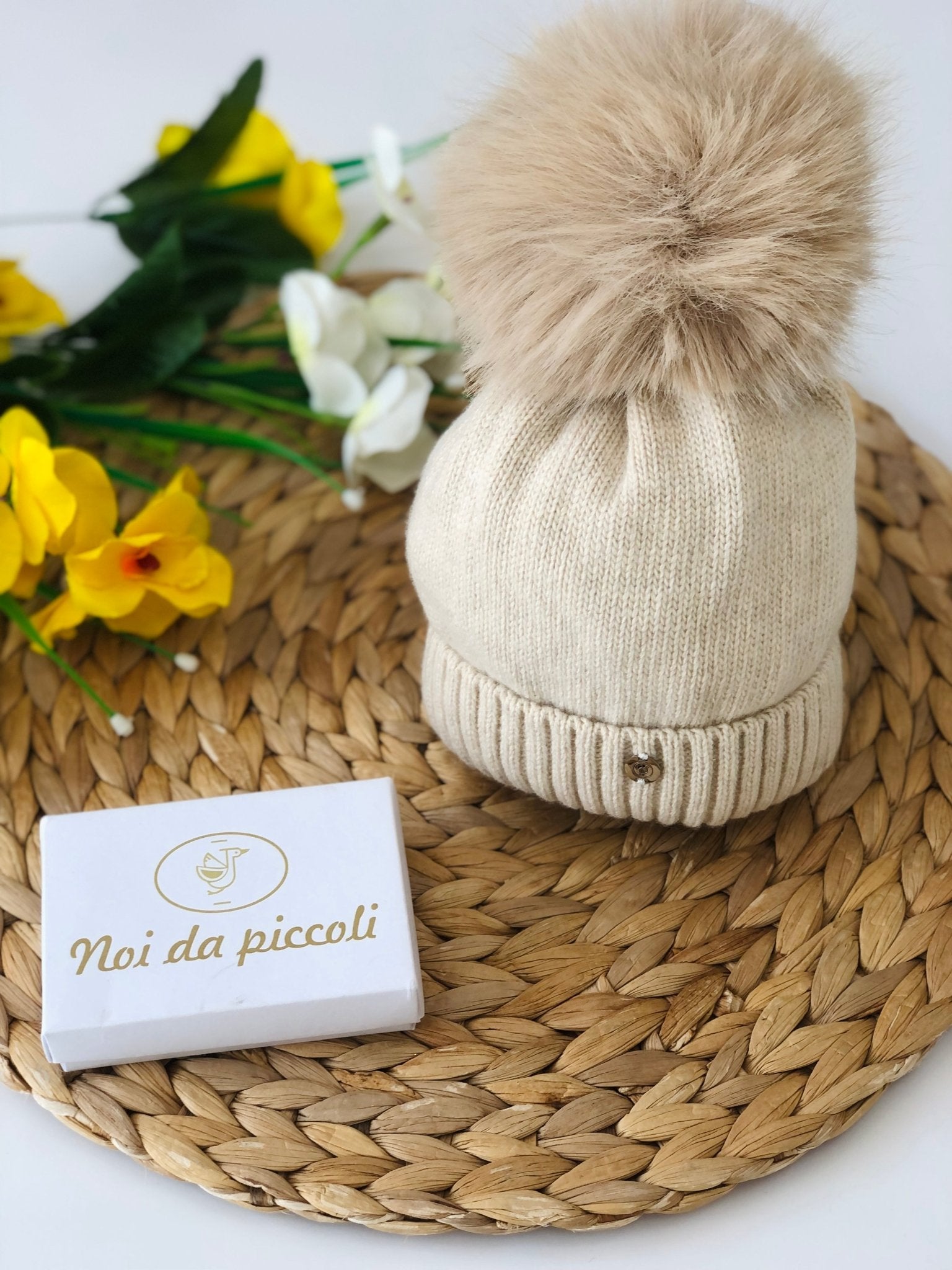 CAPPELLINO SABBIA CON PON POM IN ECOPELLICCIA E CASHMERE - Noi da piccoli