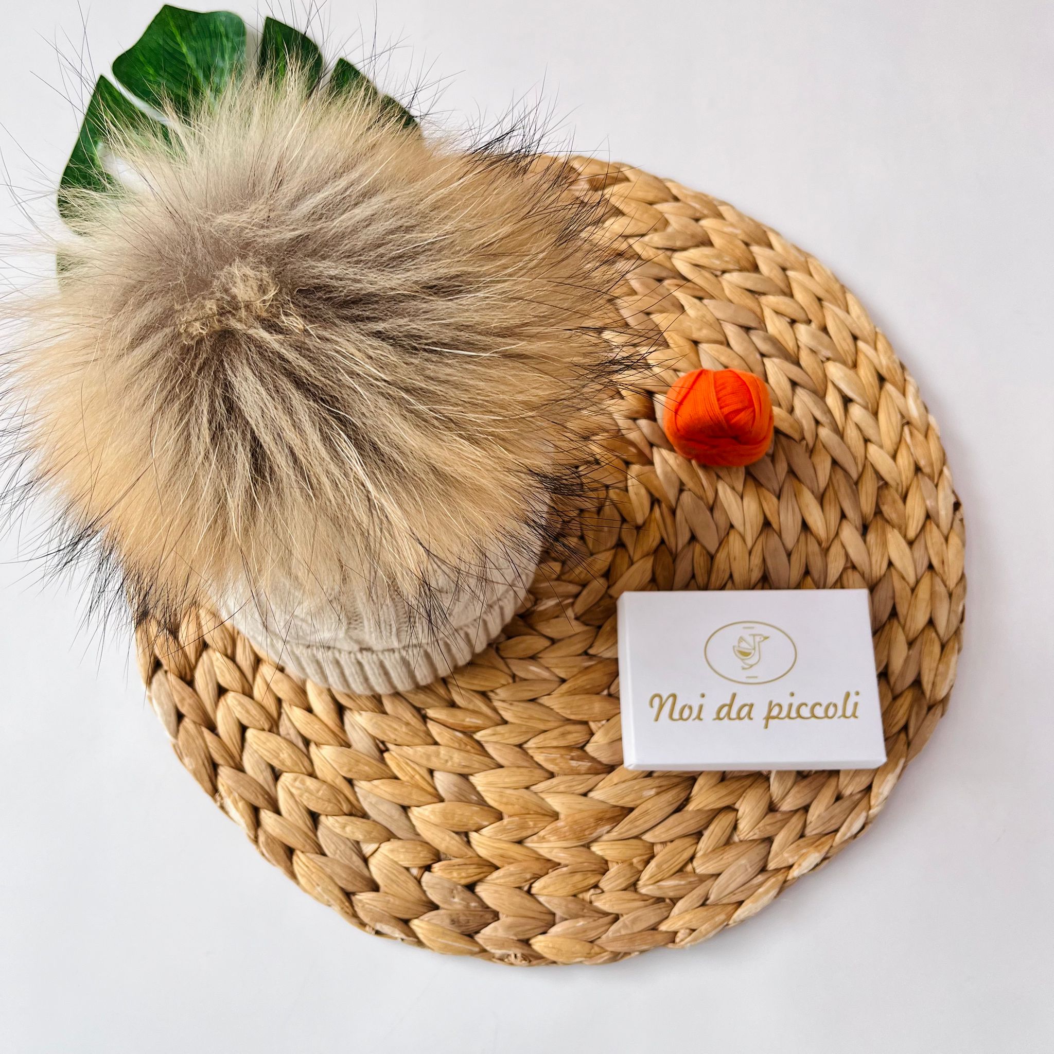 CAPPELLINO TRECCIA 1 PON POM IN VOLPE MOURMANSK LANA E CASHMERE BEIGE - Noi da piccoli