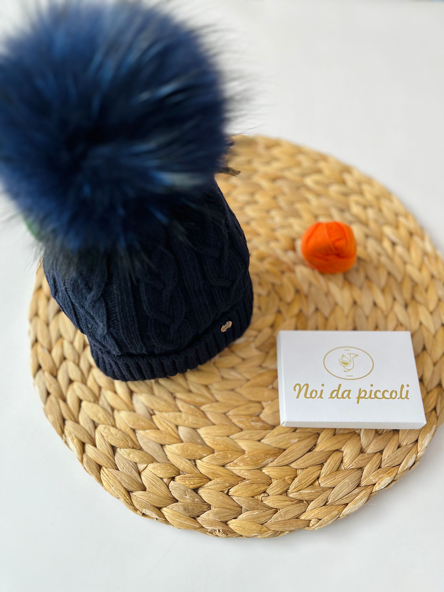 CAPPELLINO TRECCIA 1 PON POM IN VOLPE MOURMANSK LANA E CASHMERE BLU - Noi da piccoli