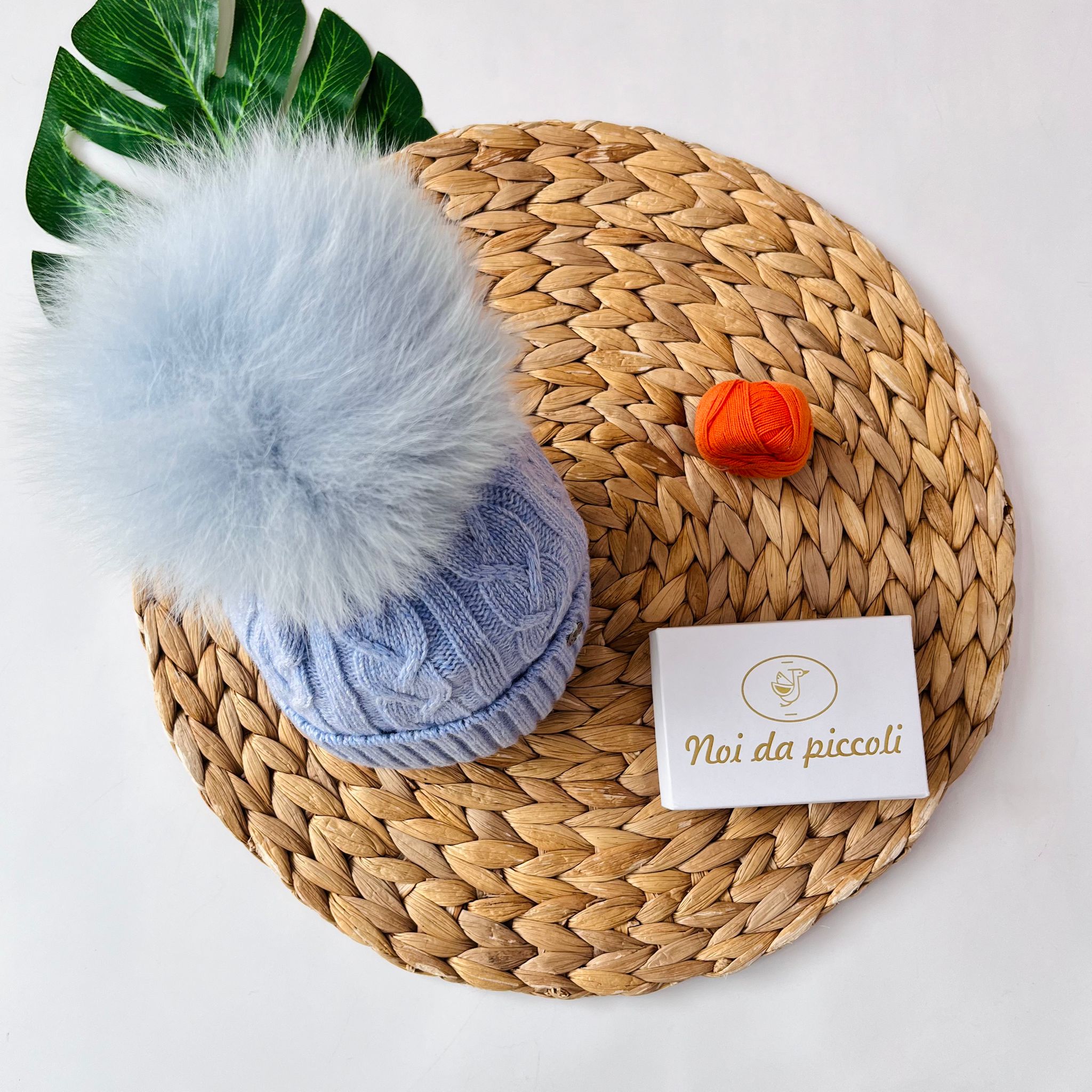 CAPPELLINO TRECCIA 1 PON POM VOLPE LANA E CASHMERE CIELO - Noi da piccoli