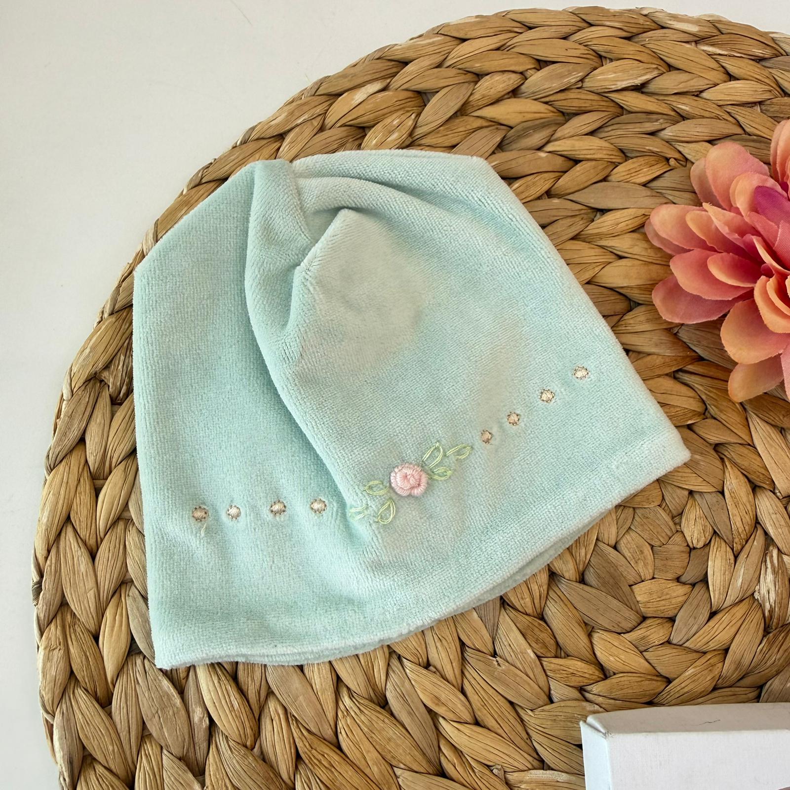 CAPPELLO IN CINIGLIA VERDE ACQUA CON FIORI NEI TONI DEL ROSA E VERDE - Noi da piccoli