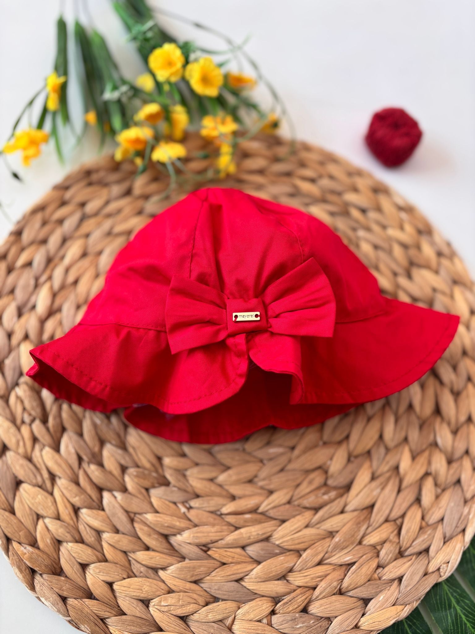 CAPPELLO IN COTONE CON FIOCCO ROSSO - Noi da piccoli