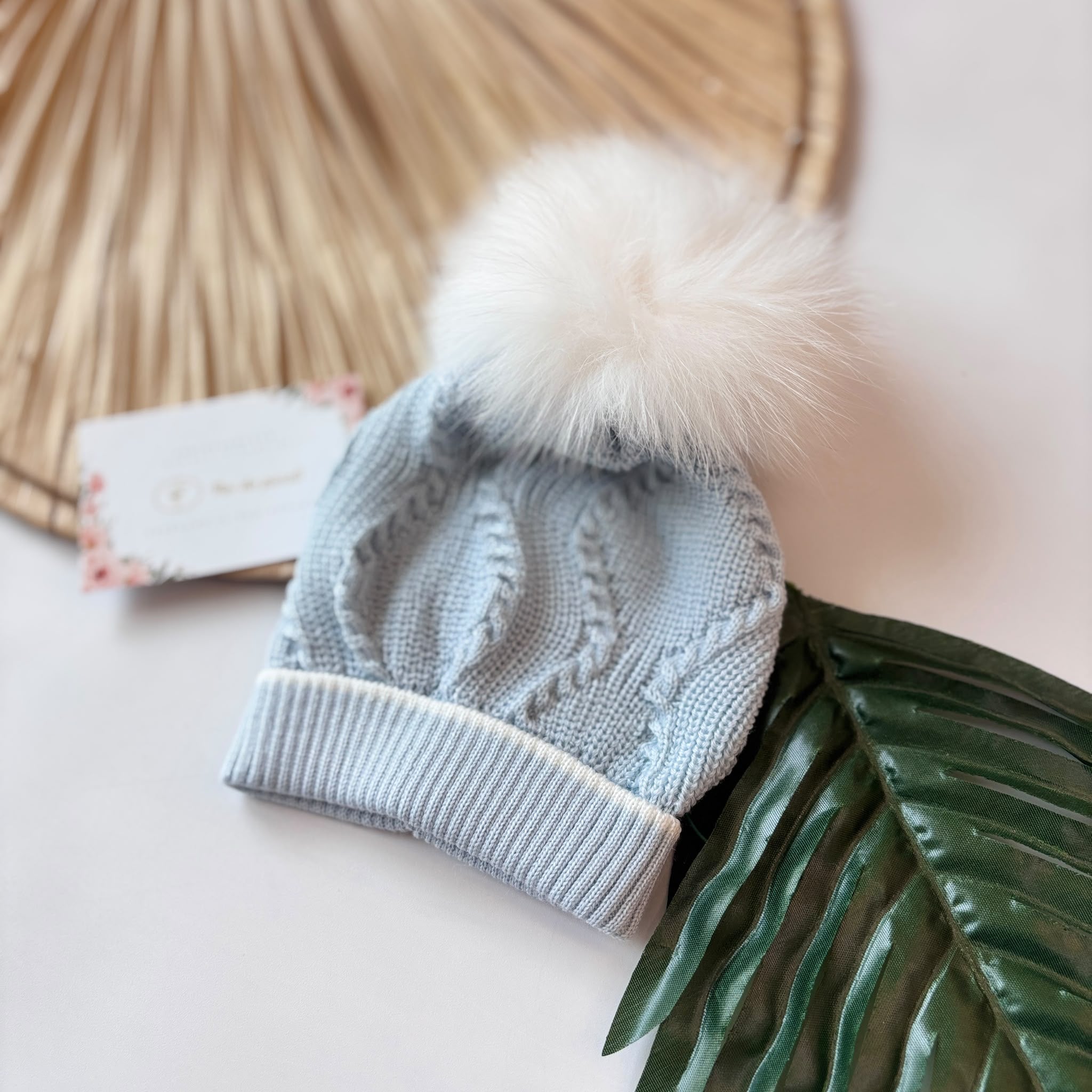 CAPPELLO IN LANA CON PONPOM CIELO ROMBI - Noi da piccoli