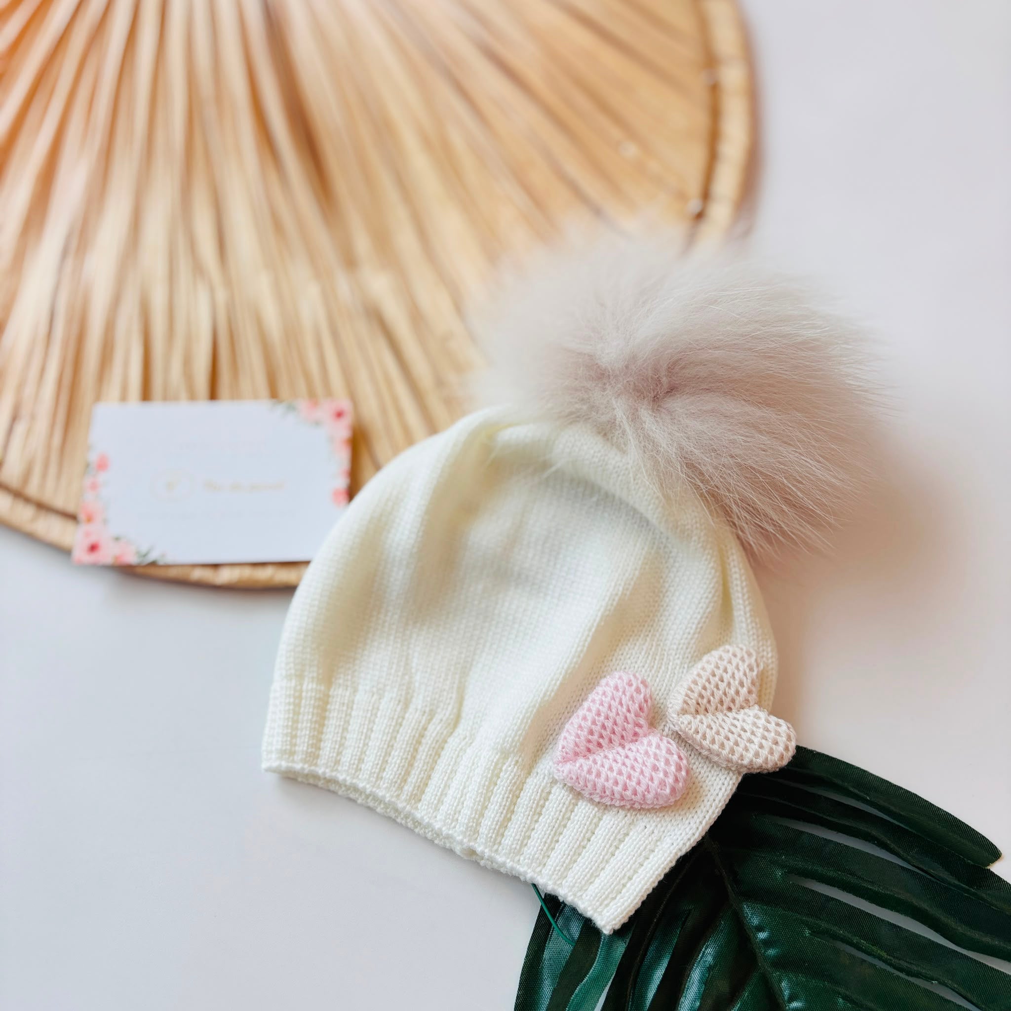 CAPPELLO IN LANA CON PONPOM PANNA CUORI RILIEVO - Noi da piccoli