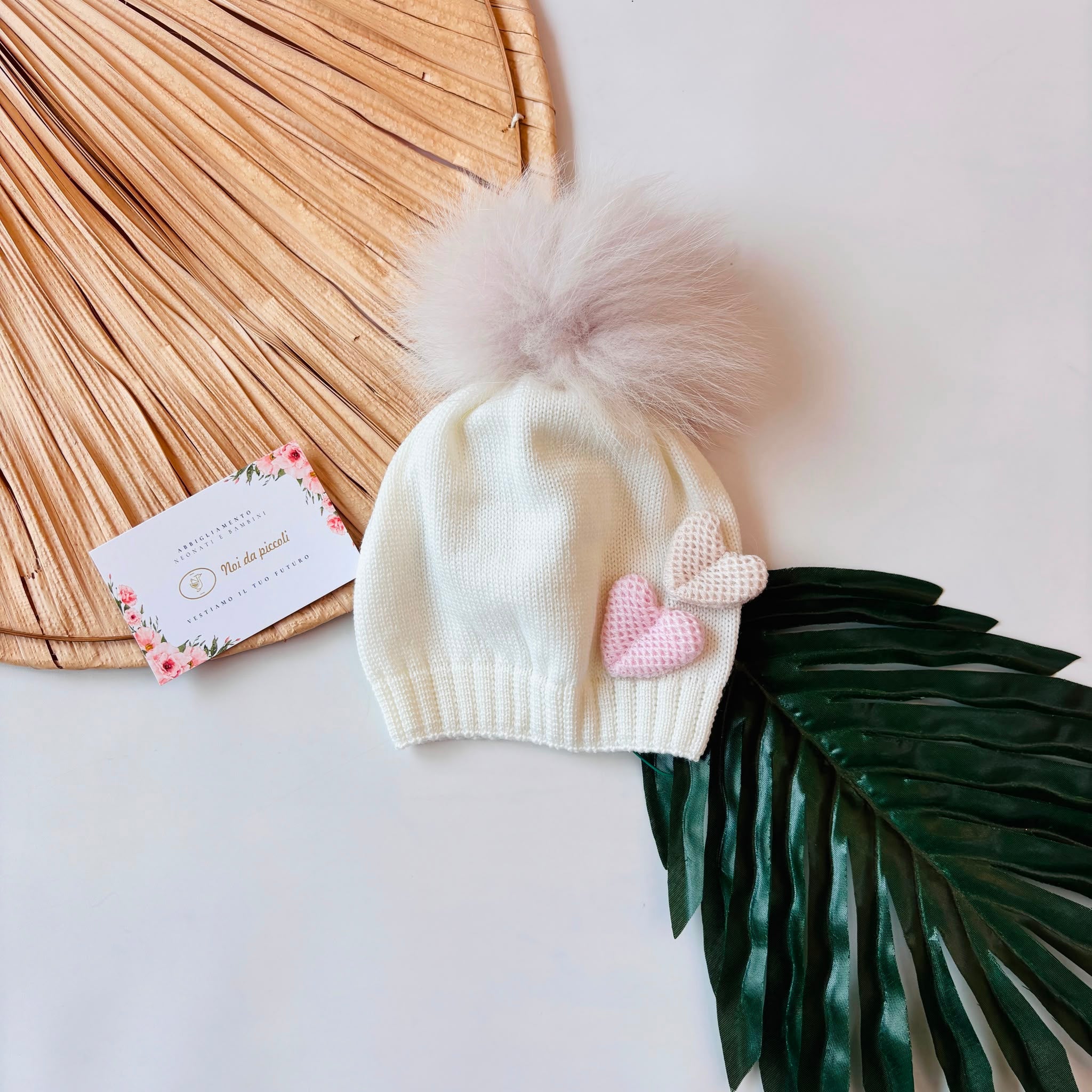 CAPPELLO IN LANA CON PONPOM PANNA CUORI RILIEVO - Noi da piccoli