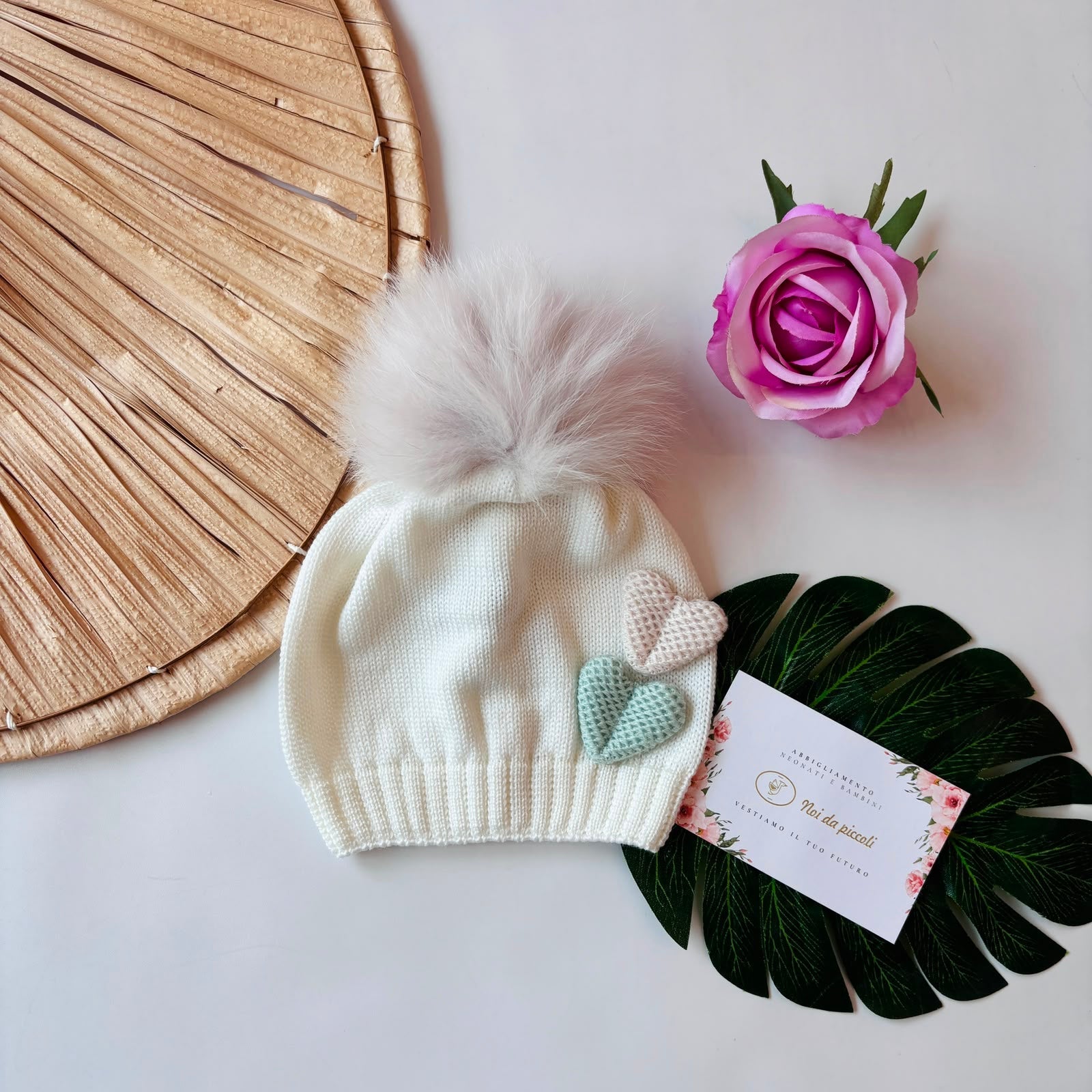CAPPELLO IN LANA CON PONPOM PANNA CUORI SALVIA - Noi da piccoli