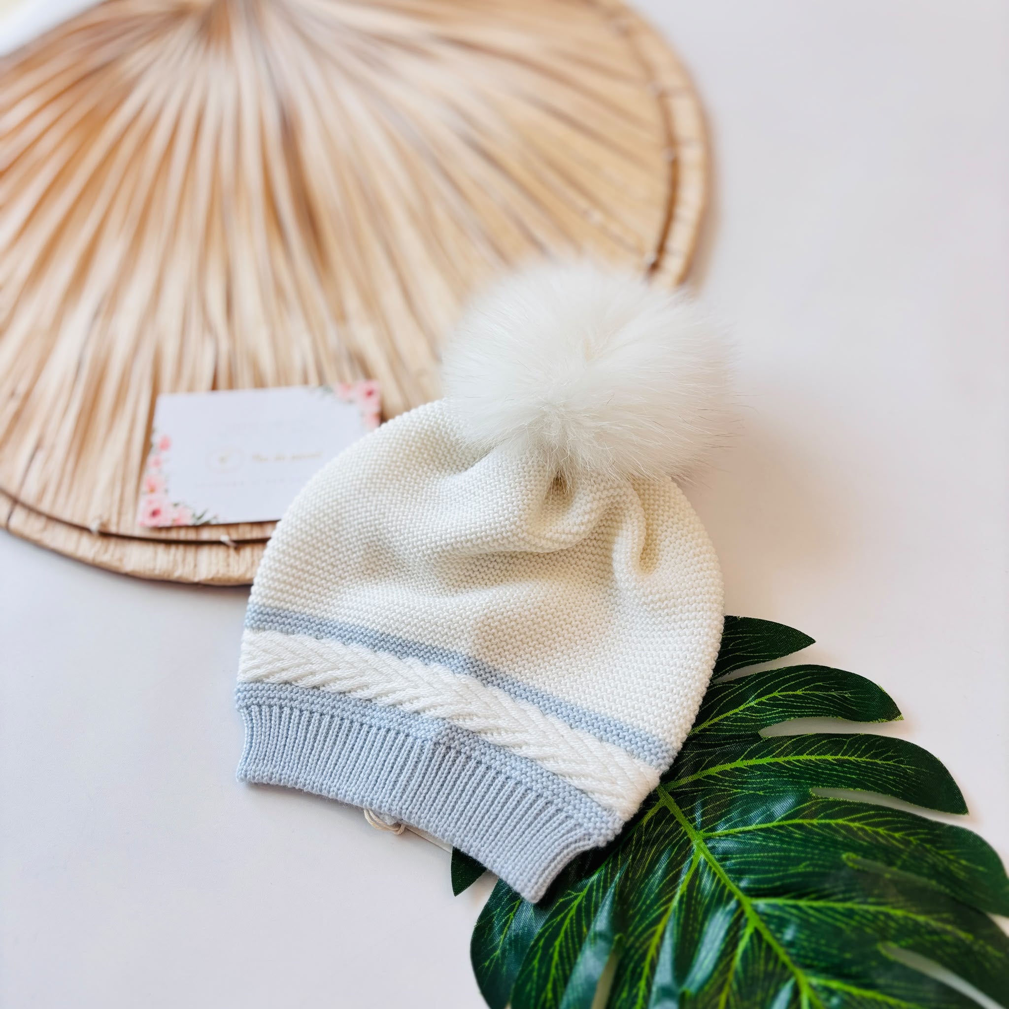 CAPPELLO IN LANA CON PONPOM PANNA E CIELO - Noi da piccoli
