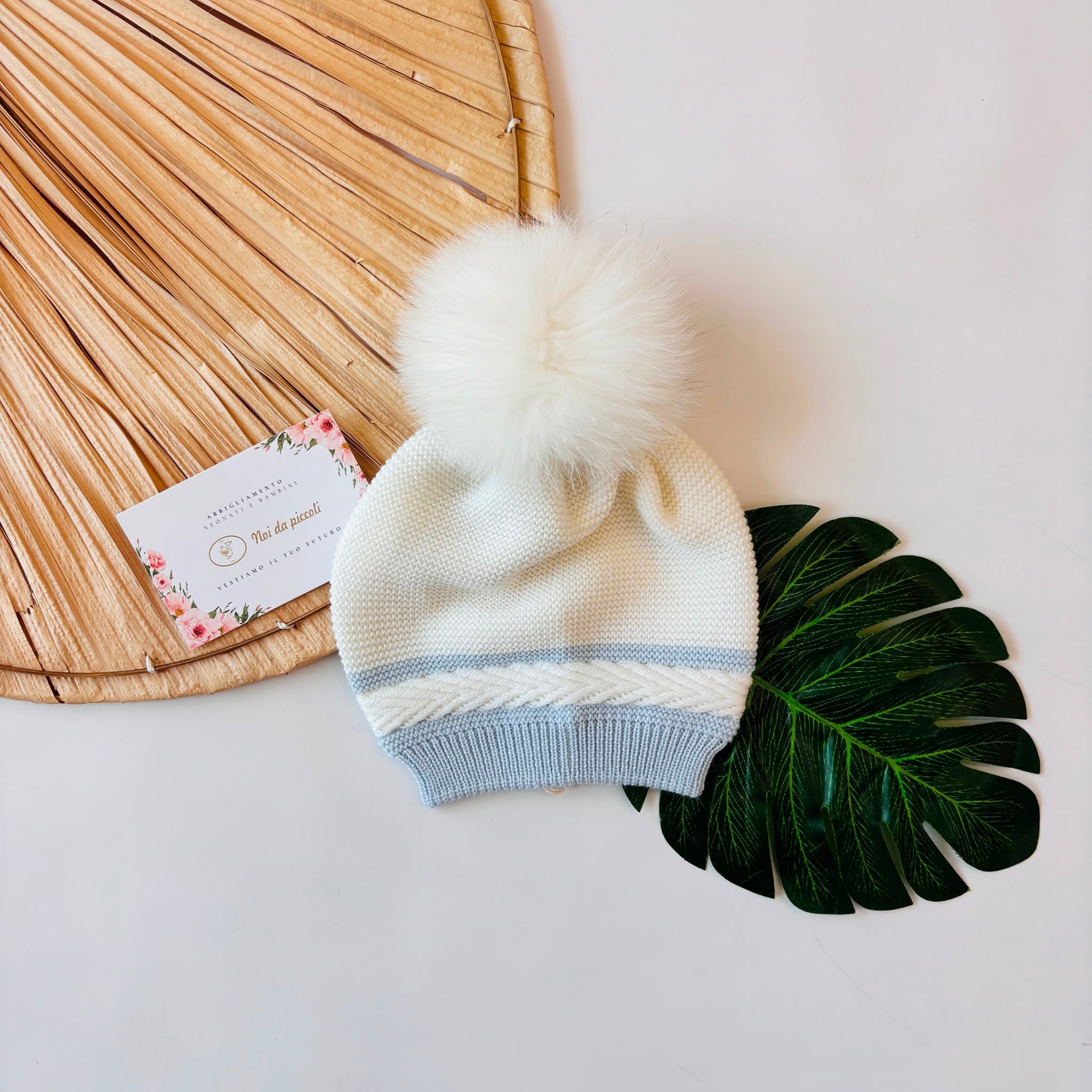 CAPPELLO IN LANA CON PONPOM PANNA E CIELO - Noi da piccoli