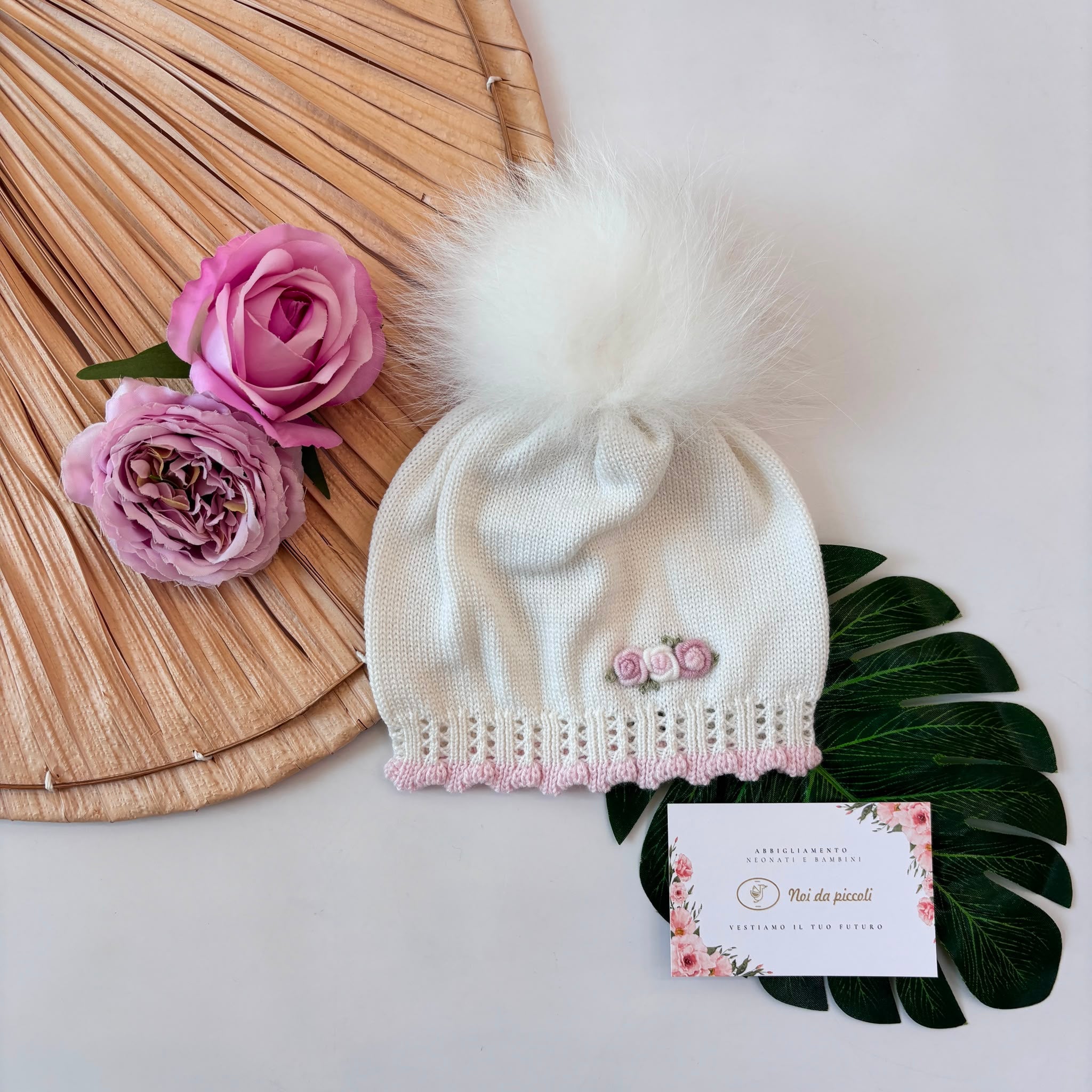 CAPPELLO IN LANA CON PONPOM PANNA E ROSELLINE - Noi da piccoli