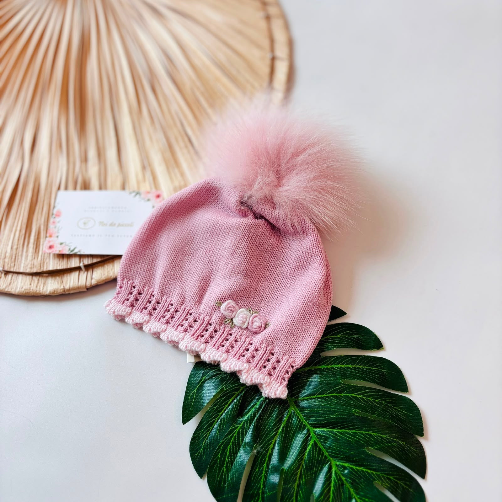 CAPPELLO IN LANA CON PONPOM ROSA MARSALA - Noi da piccoli