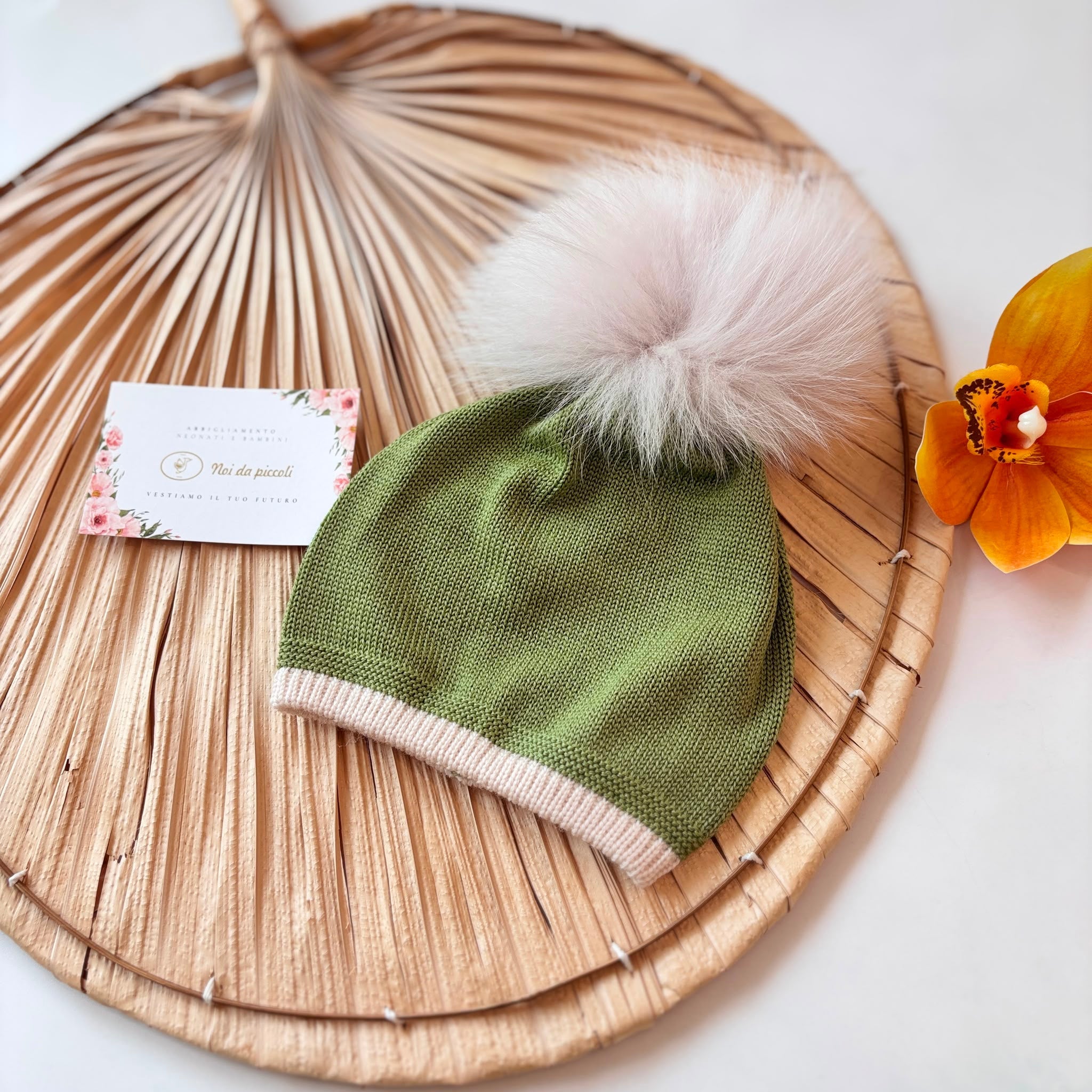 CAPPELLO IN LANA CON PONPOM VERDE E BEIGE - Noi da piccoli