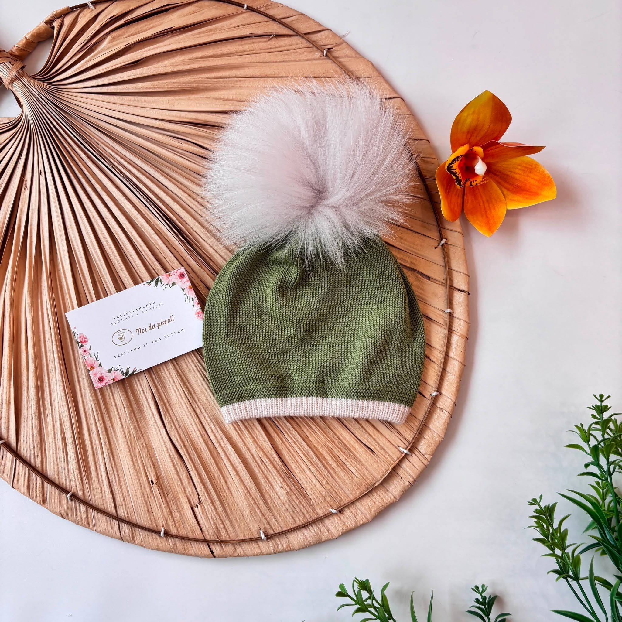 CAPPELLO IN LANA CON PONPOM VERDE E BEIGE - Noi da piccoli