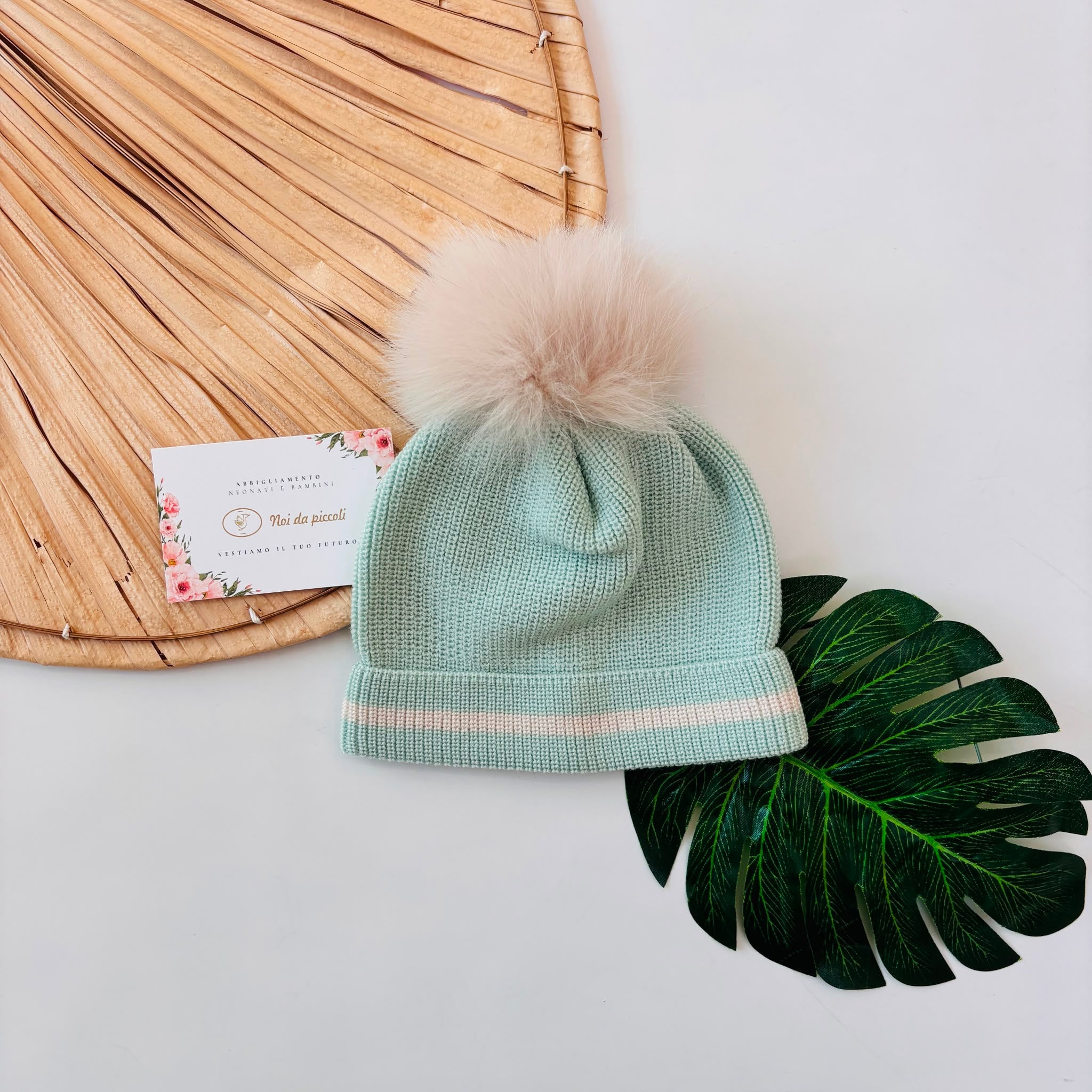 CAPPELLO IN LANA VERDE CON PONPOM BEIGE - Noi da piccoli