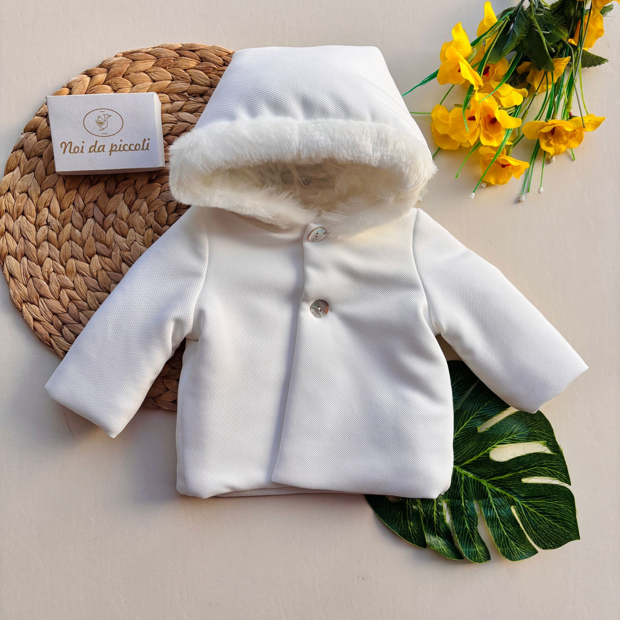 CAPPOTTINO CON BOTTONCINI IN MADREPERLA E CAPPUCCIO BIANCO - Noi da piccoli