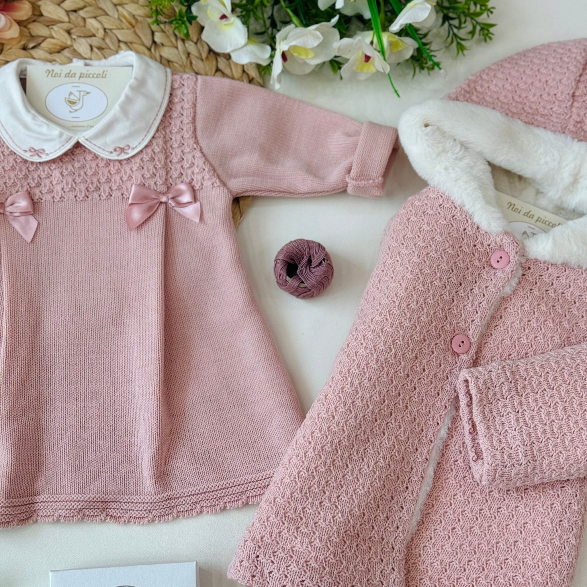 CAPPOTTINO CON VESTINA IN MAGLIA ROSADO - Noi da piccoli