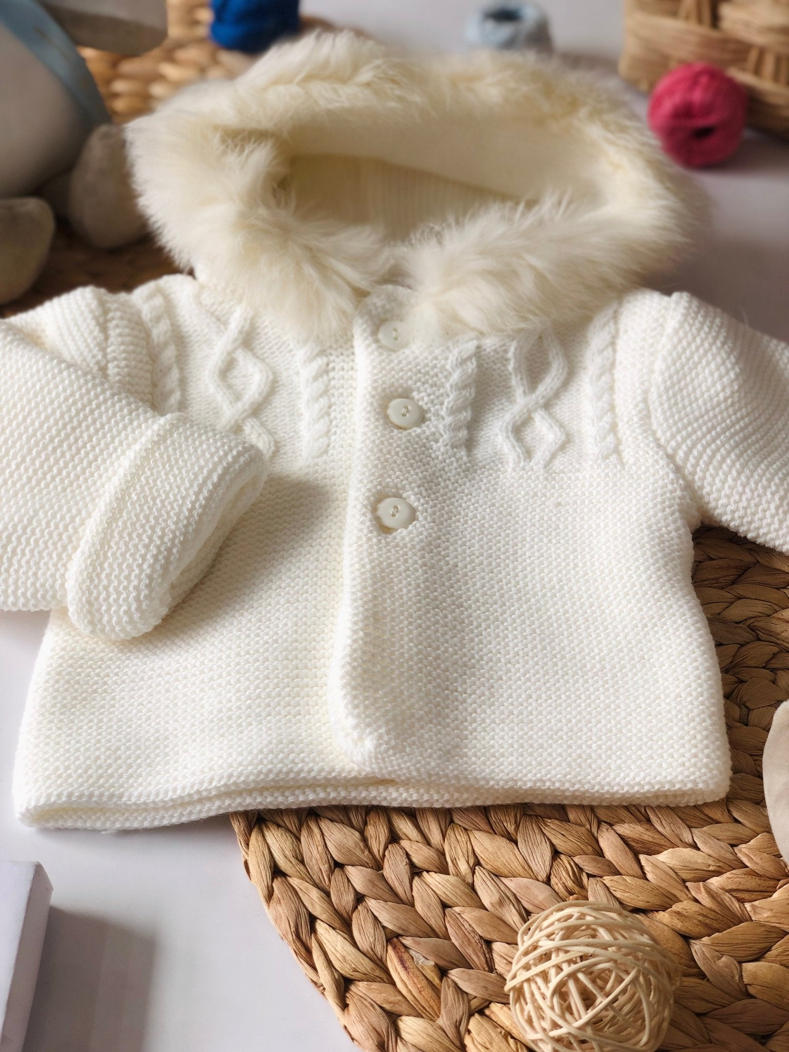 CAPPOTTINO IN MAGLIA LATTE INTRECCIO CON CAPPUCCIO - Noi da piccoli