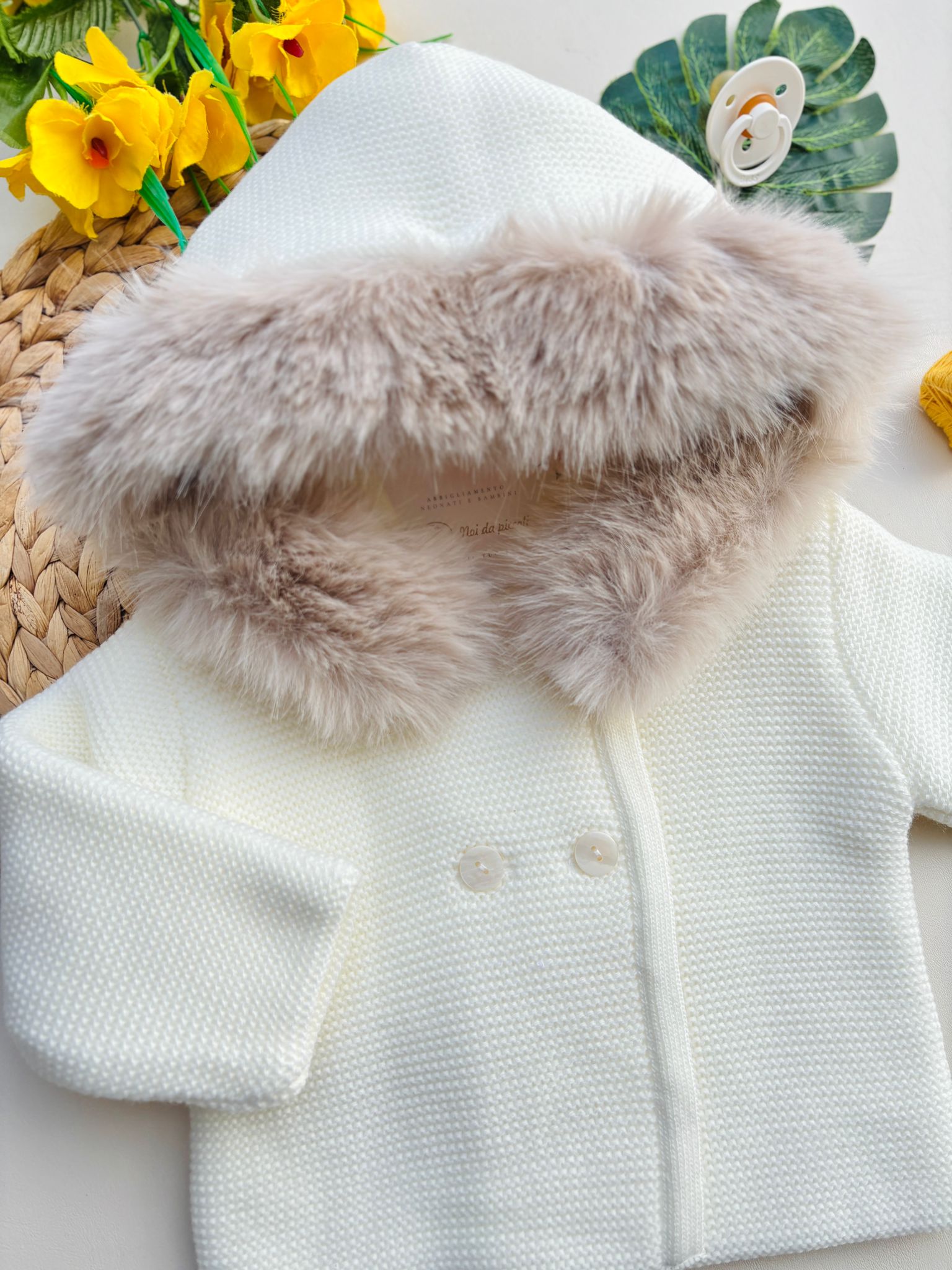 CARDIGAN CON CAPPUCCIO PELLICCIOSO E BOTTONCINI CRUDO - Noi da piccoli